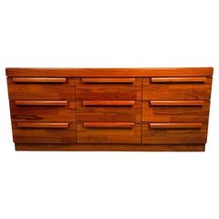 Cómoda de nueve cajones de palisandro moderna de mediados de siglo