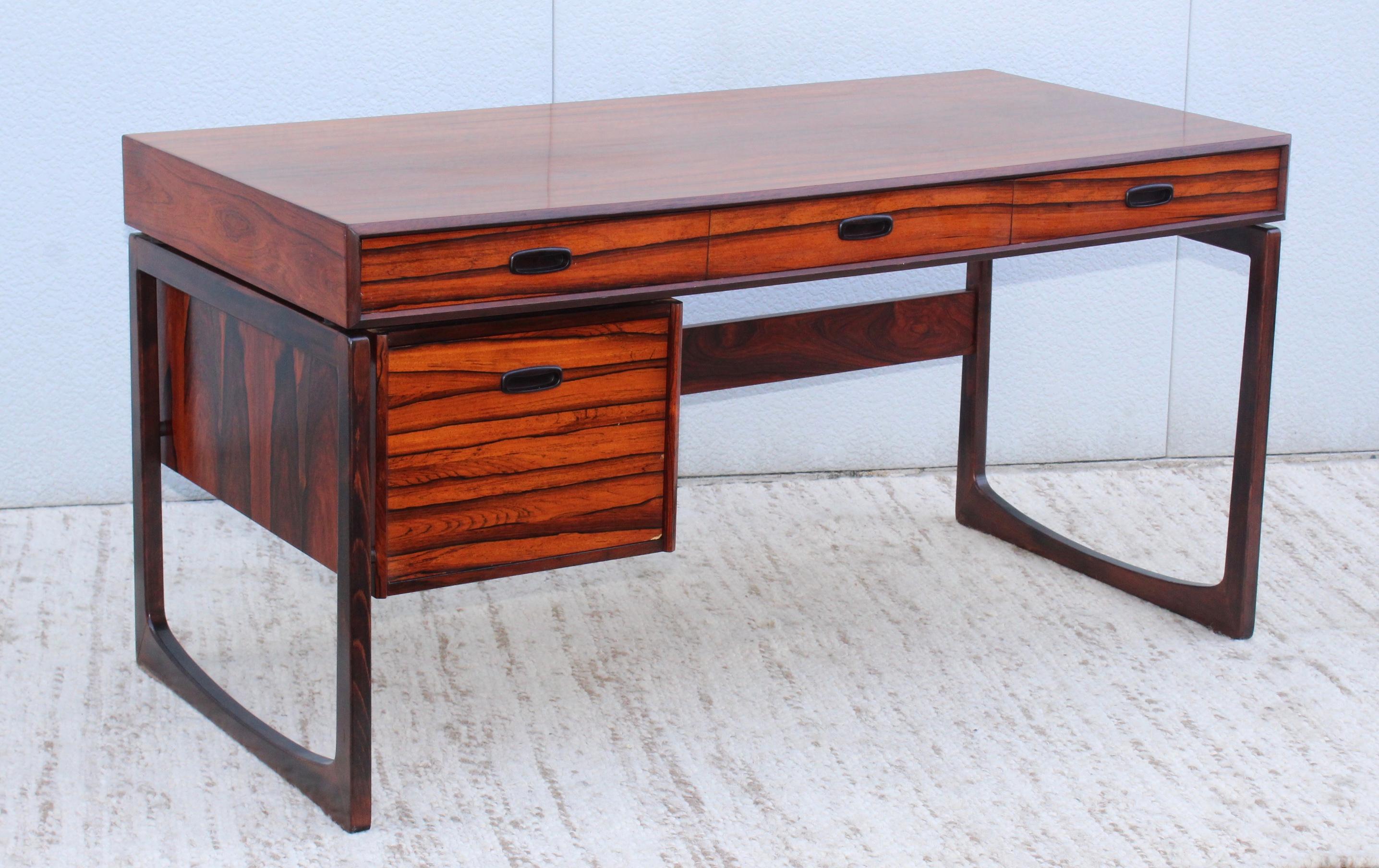 Stunning 1970s modern Norwegian rosewood desk by Ganddal Mobelfabrik, in vintage original condition.