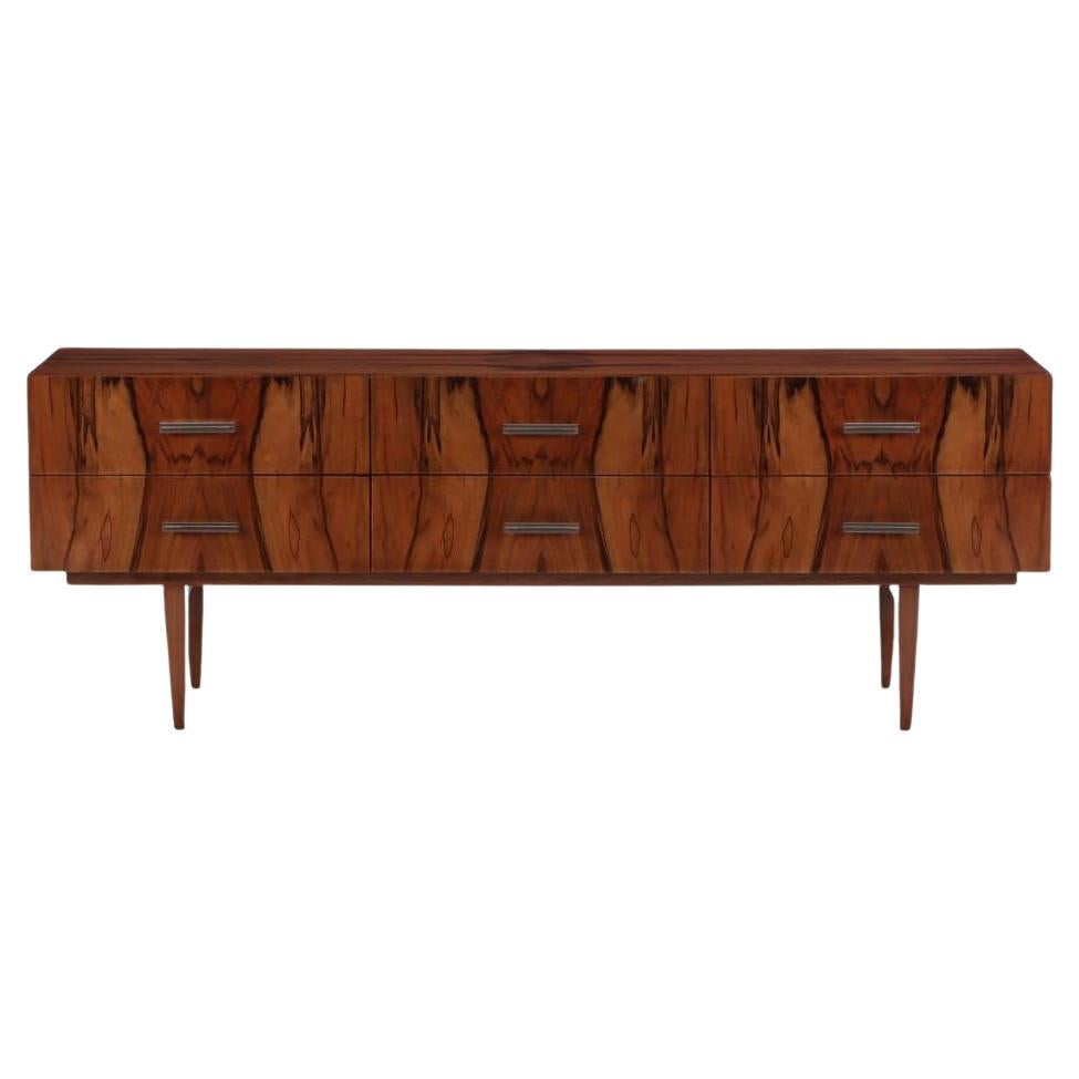 Commode double en bois de rose ou en noyer, A.I.C. Moderns, C 1960.
