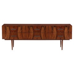 Mid Century Modern Kommode aus Palisander oder Nussbaum, um 1960.