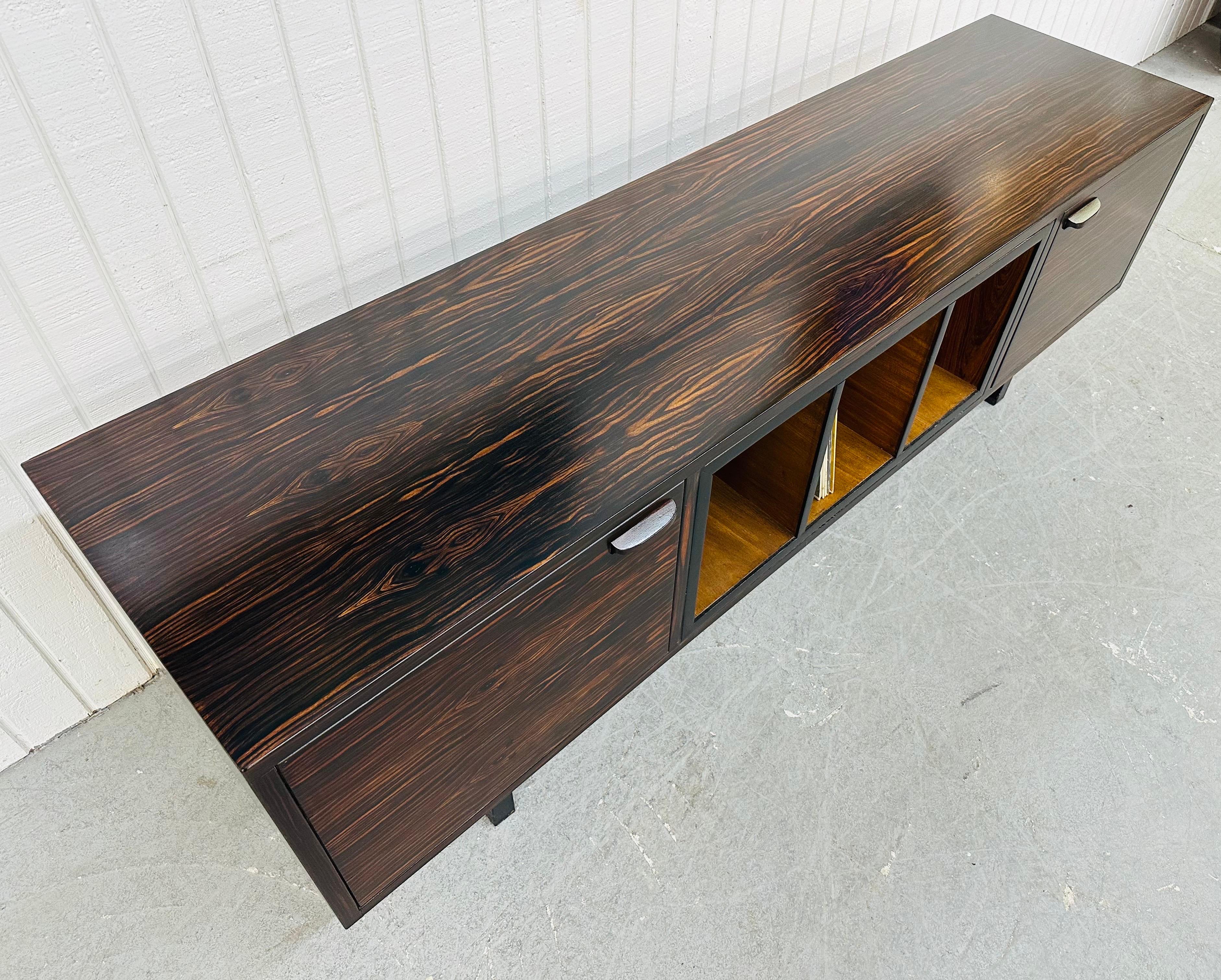 Diese Auflistung ist für eine Mid-Century Modern Rosewood Record Sideboard. Mit einem geradlinigen Design, Türen auf jeder Seite, die sich zu einem rollenden Stauraum öffnen lassen, einem Stauraum für Schallplatten in der Mitte, schwarzen