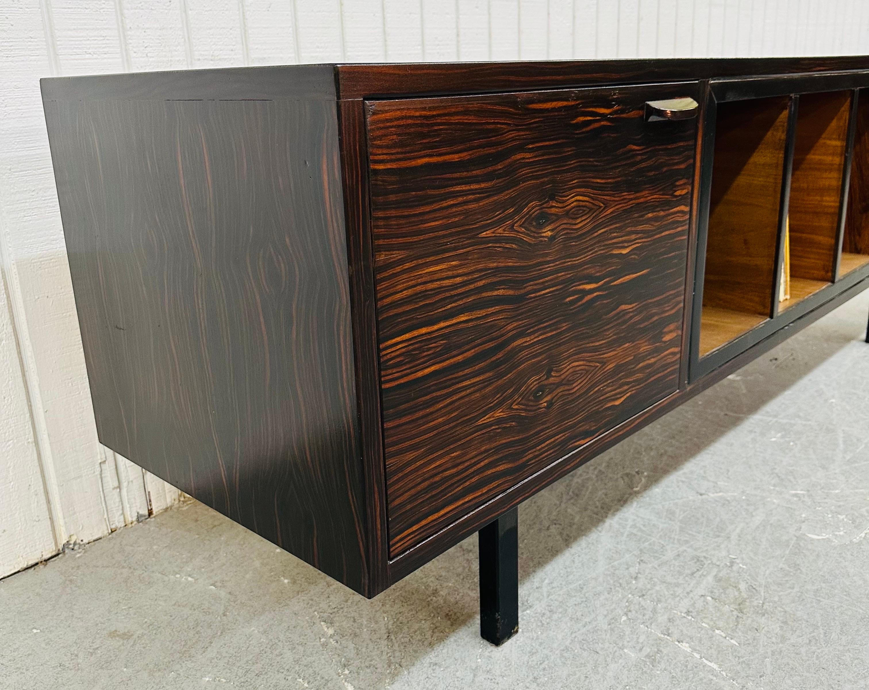 Modernes Palisander-Rekord-Sideboard aus der Jahrhundertmitte im Zustand „Gut“ im Angebot in Clarksboro, NJ