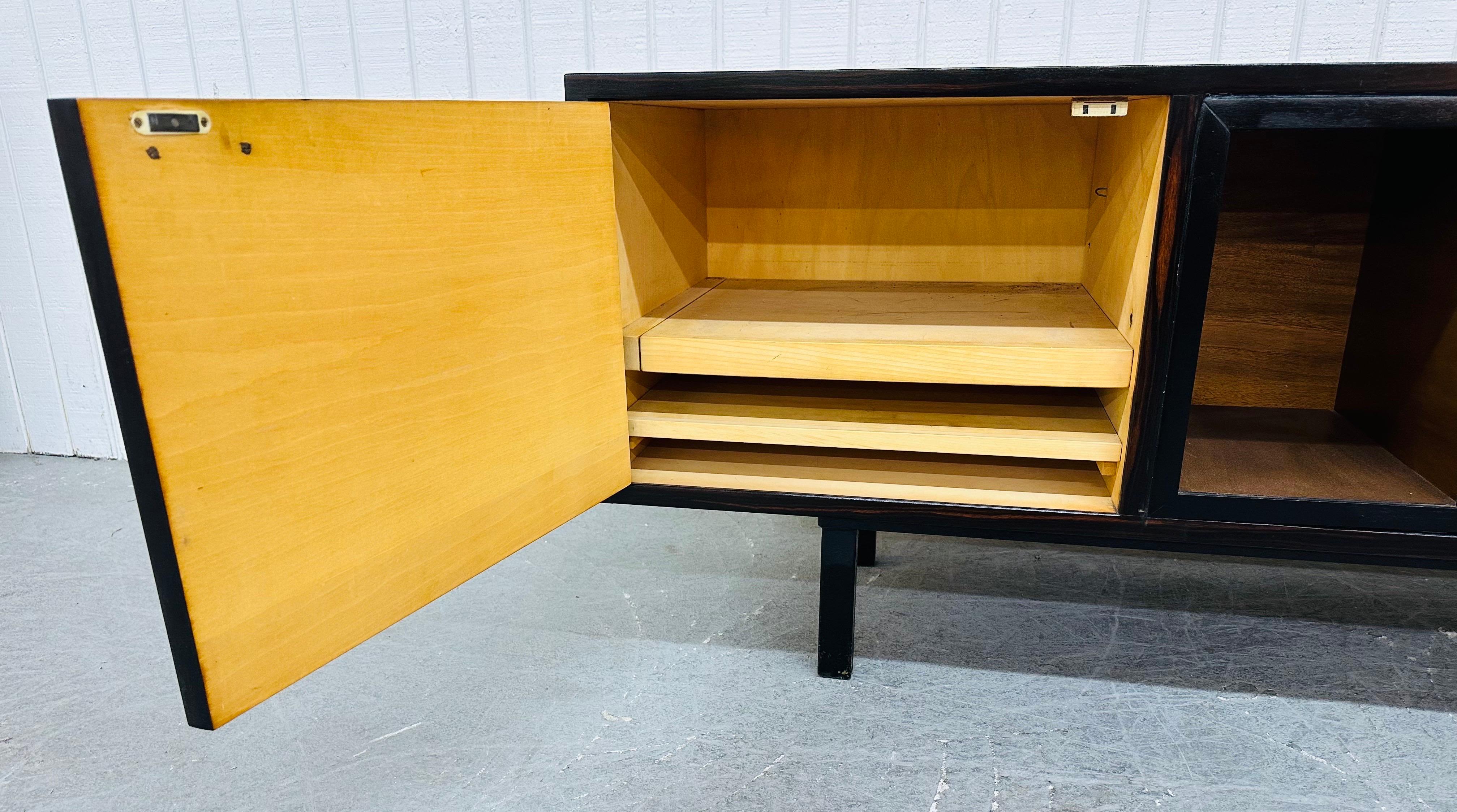 Modernes Palisander-Rekord-Sideboard aus der Jahrhundertmitte (20. Jahrhundert) im Angebot