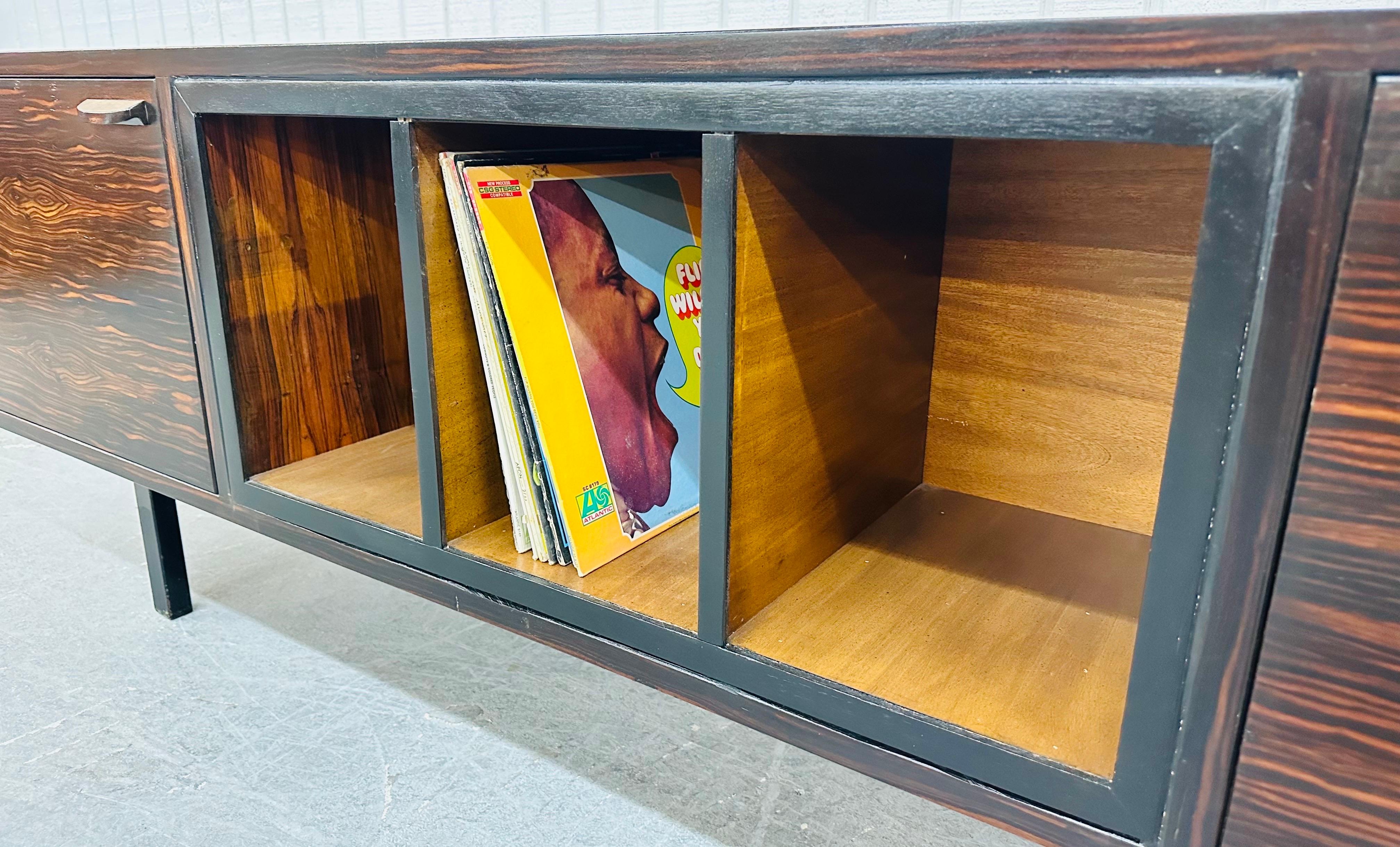 Modernes Palisander-Rekord-Sideboard aus der Jahrhundertmitte im Angebot 1
