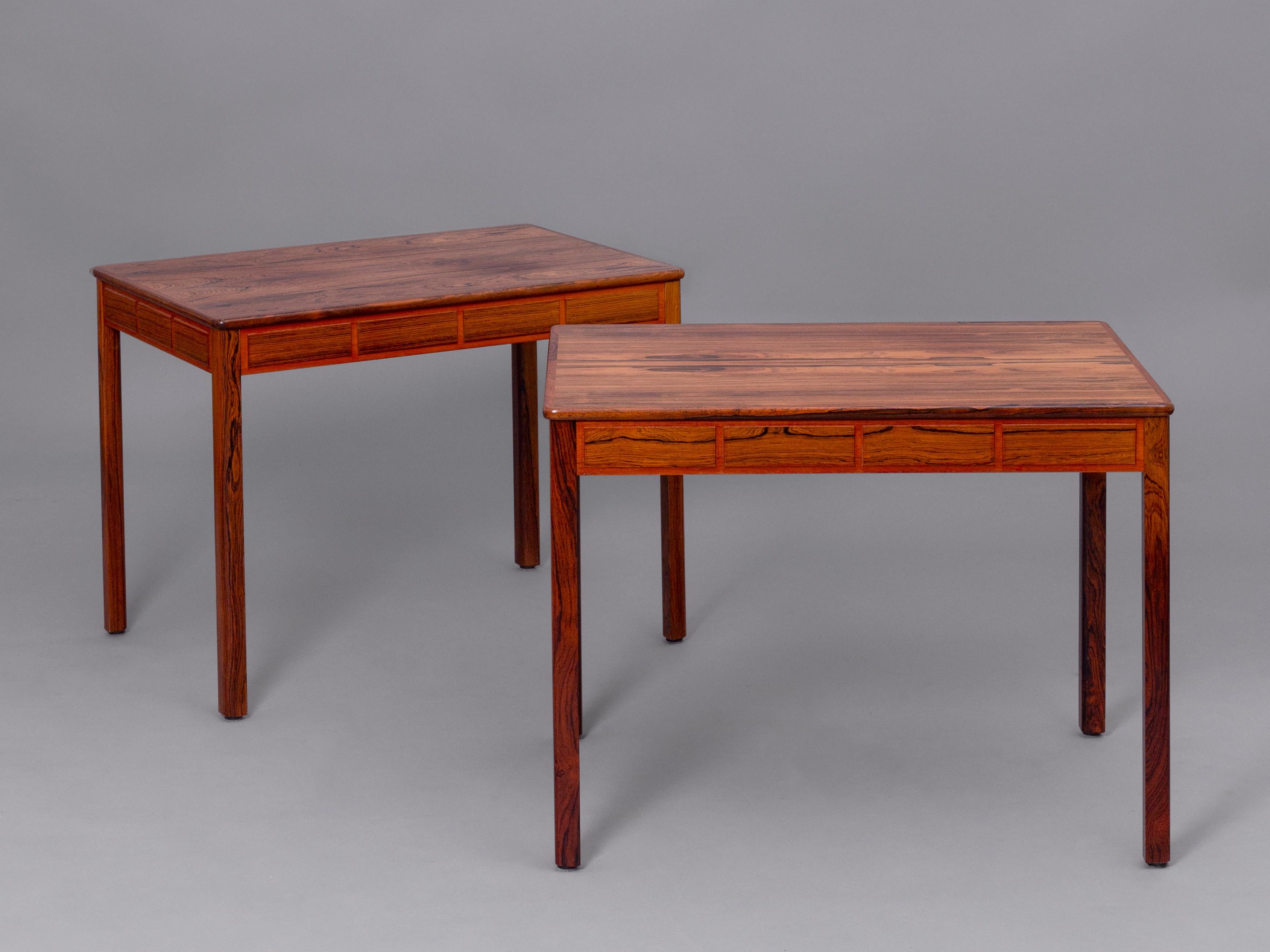 Pair of rosewood side tables designed by Yngvar Sandström for Säffle Möblerfabrik. Sweden, 1960s. 
This design features an interesting wood insert on the sides of the table, providing a simple decoration within the Mid century style. Excellent