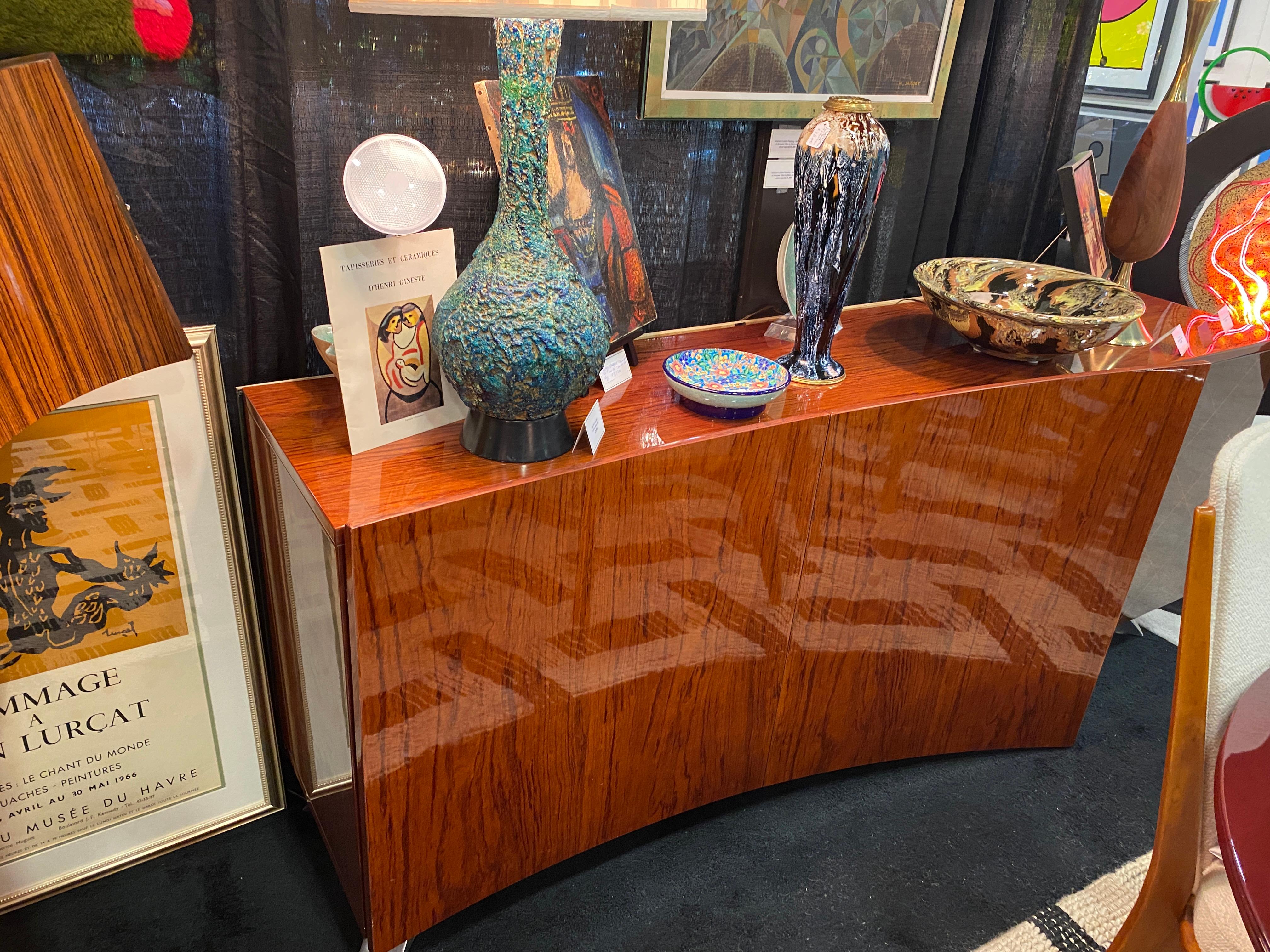 Ce superbe buffet, crédence ou bahut moderne du milieu du siècle a été conçu par Dakota Jackson. 
Un excellent savoir-faire qui illustre le meilleur de l'artisanat américain.  design moderne avec des touches de style danois. Fabriqué en Italie par