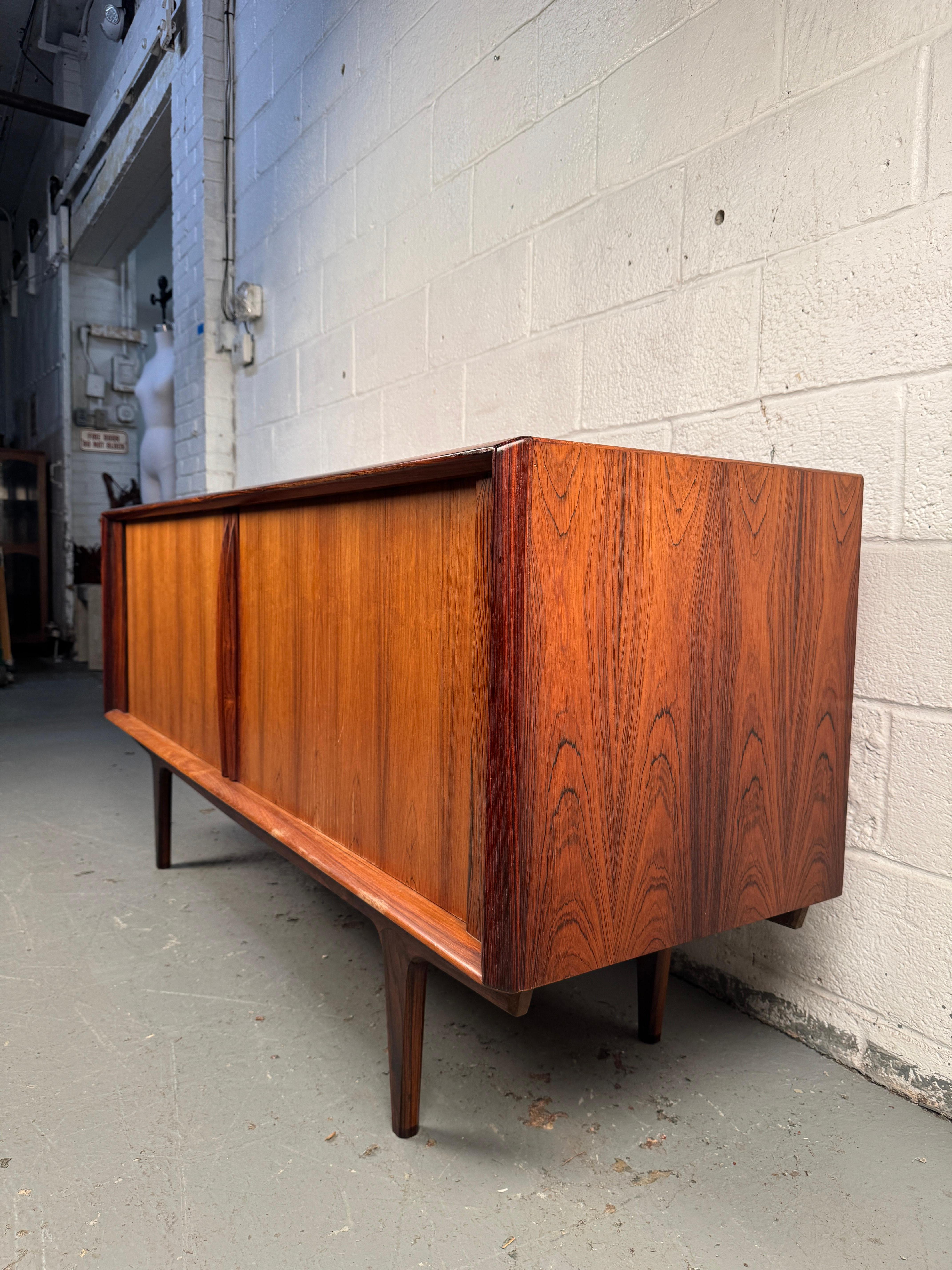 Mid-Century Modern Rosewood Sideboard In Good Condition For Sale In Brooklyn, NY