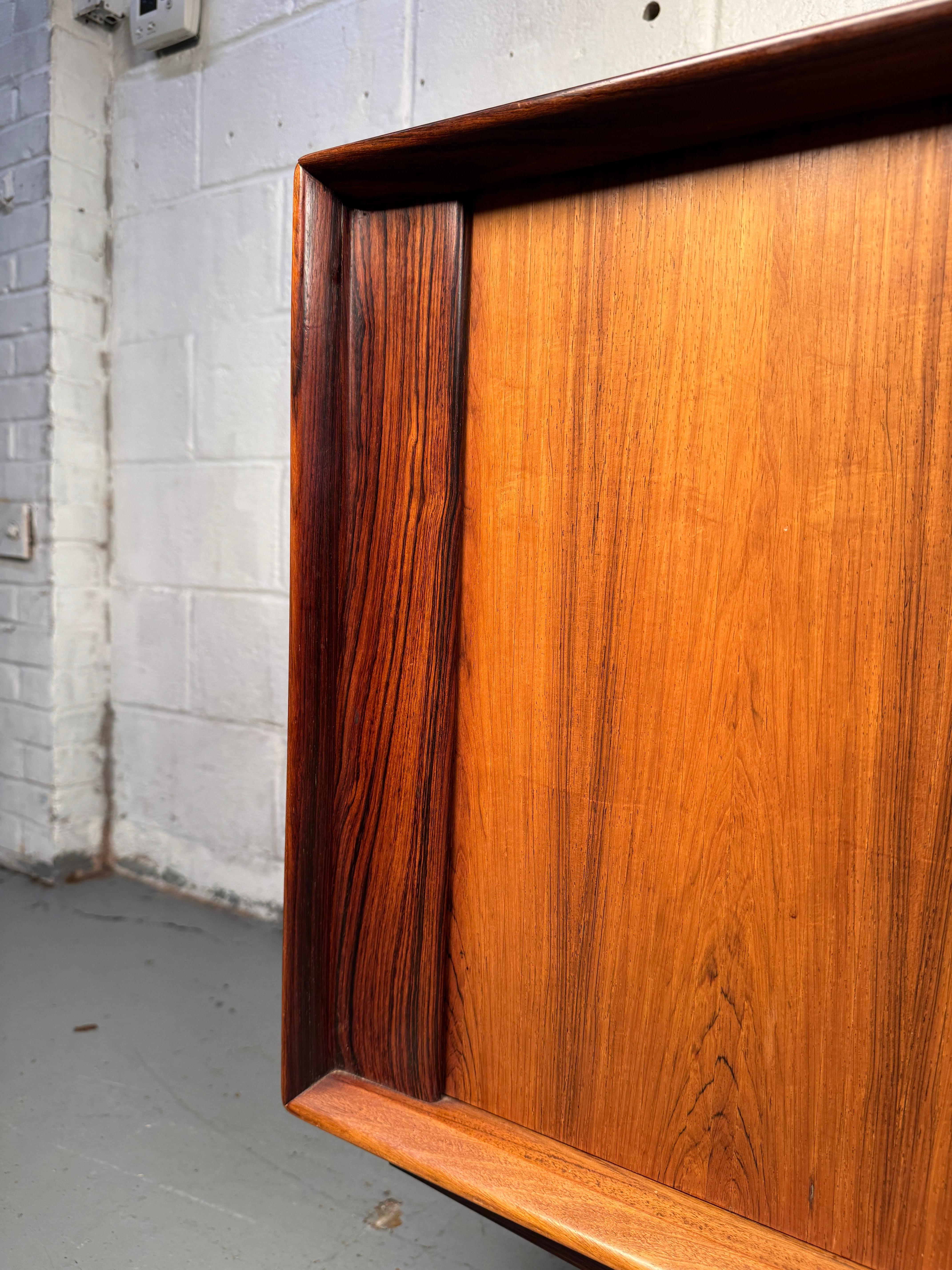 Mid-Century Modern Rosewood Sideboard For Sale 3