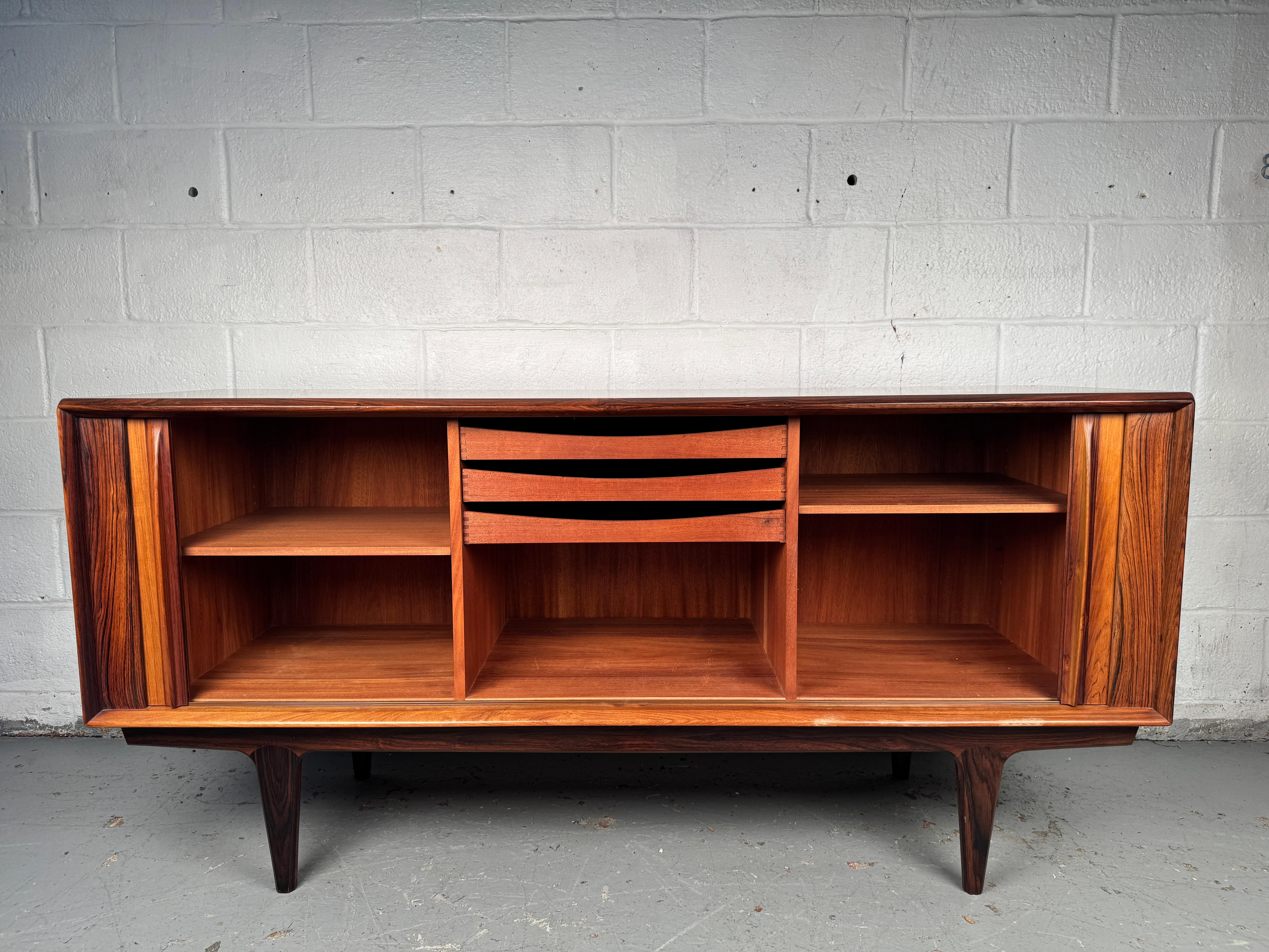 Mid-Century Modern Rosewood Sideboard For Sale 4