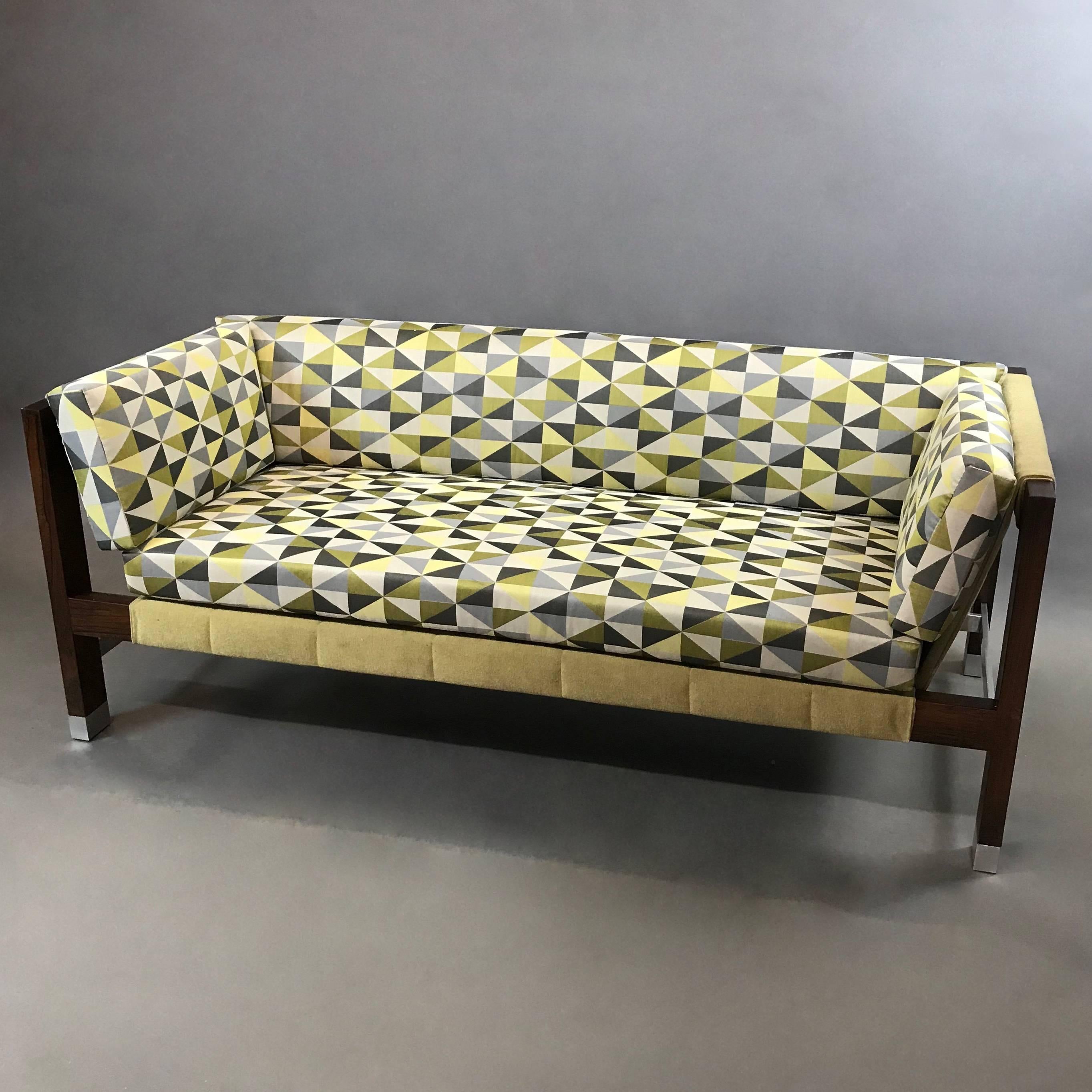 Mid-Century Modernes:: flaches:: zweifarbiges Sling-Sofa von Jack Cartwright mit einem Gestell aus Palisanderholz und Aluminium:: einem Sling aus chartreusefarbenem Mohair und kontrastierenden grünen:: grauen und weißen Op-Art-Kissen aus