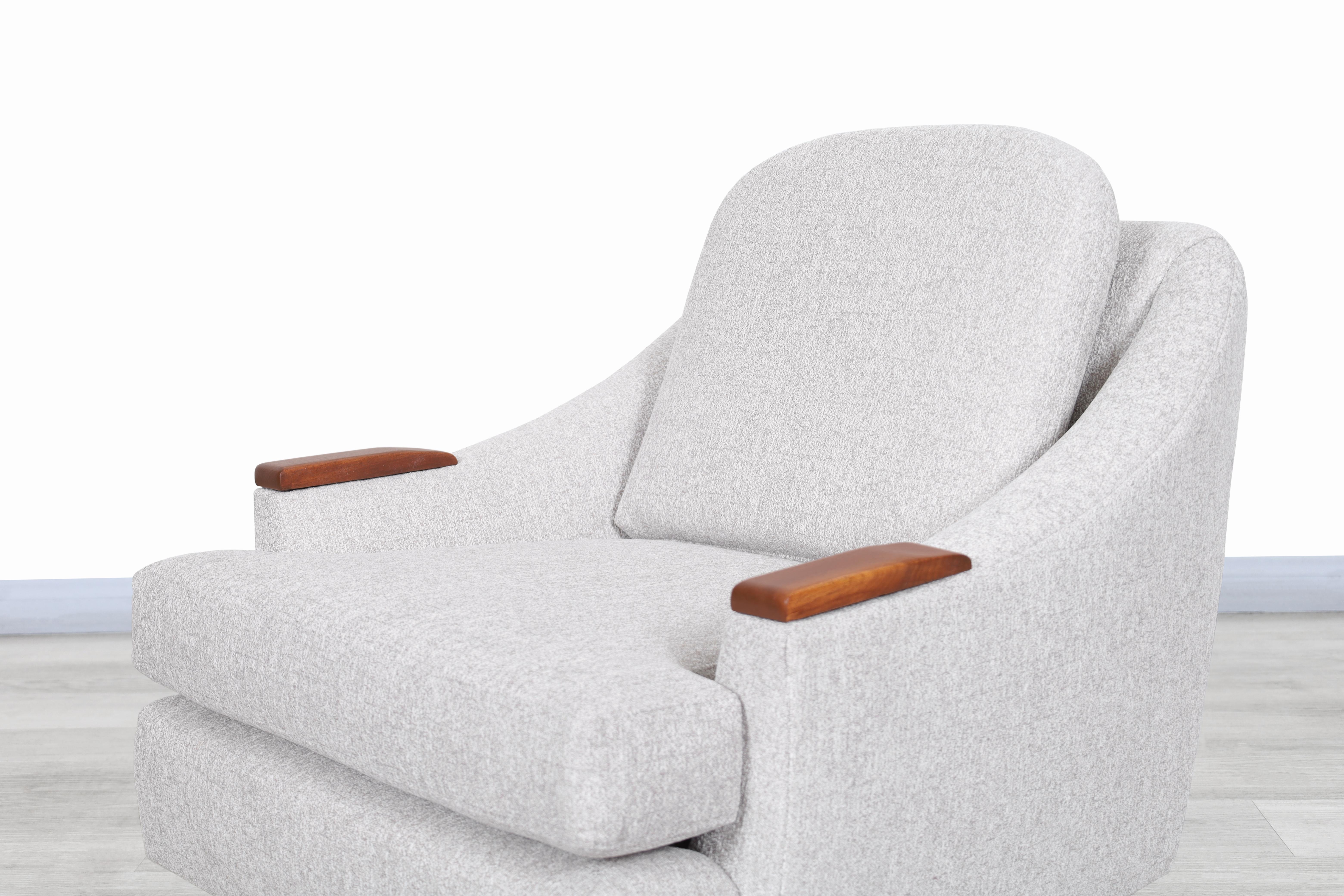 Mid-Century Modern Rosewood Swivel Lounge Chairs 1