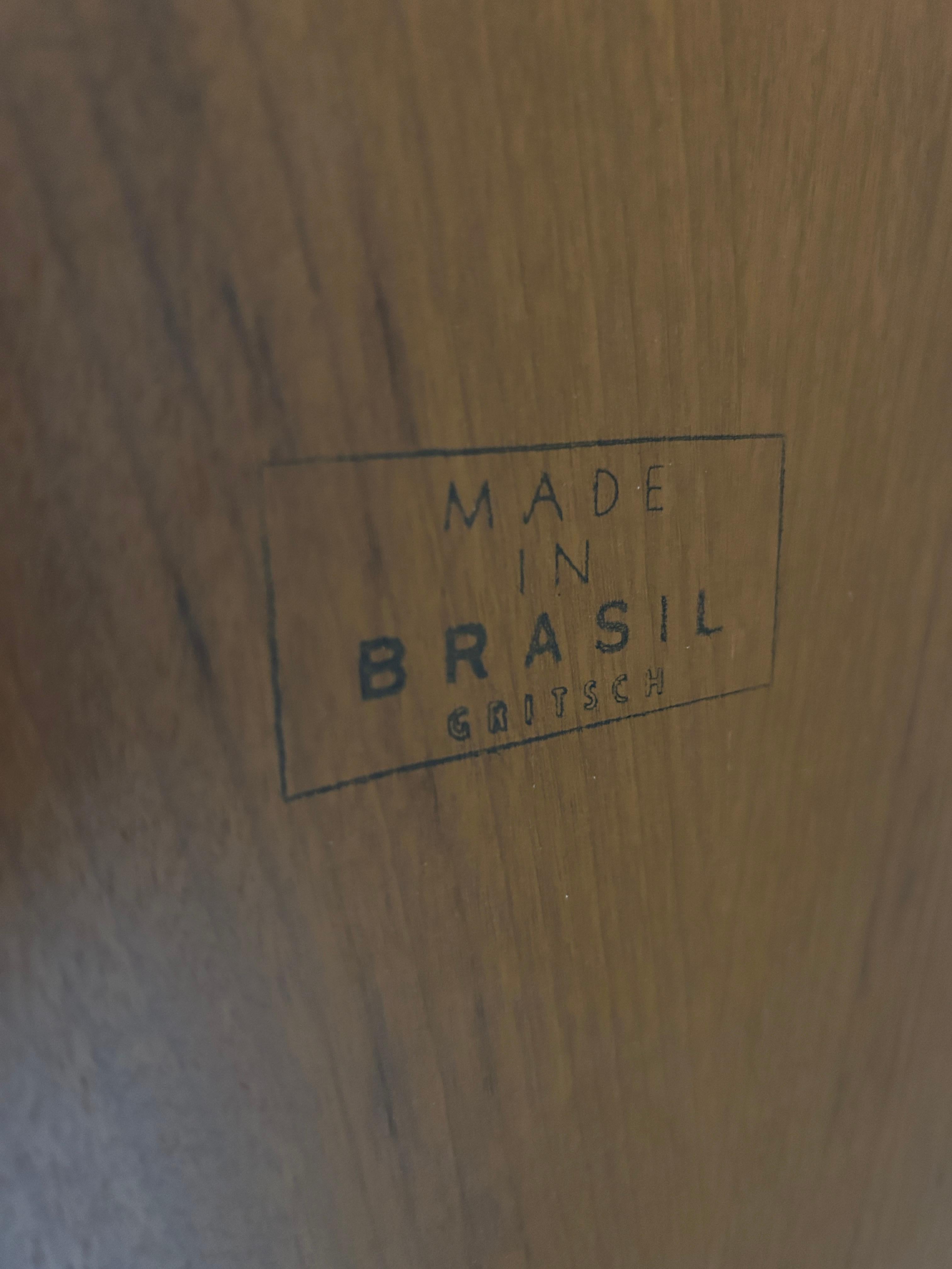 Bibliothèque haute en bois de rose moderne du milieu du siècle fabriquée au Brésil en vente 1