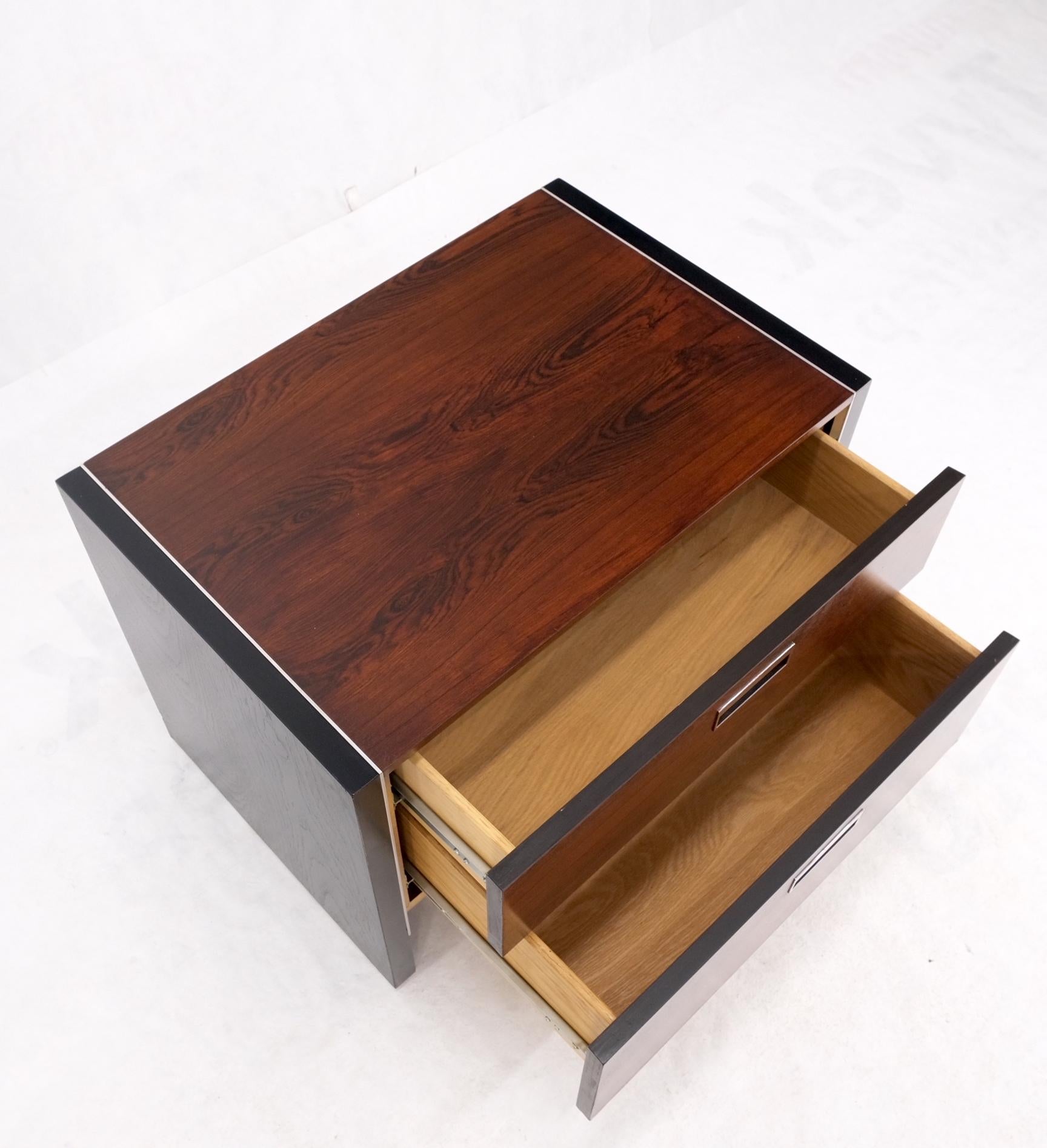 Moderner Nachttisch mit zwei Schubladen aus Rosenholz von John Stuart MINT, Mid-Century Modern im Angebot 10