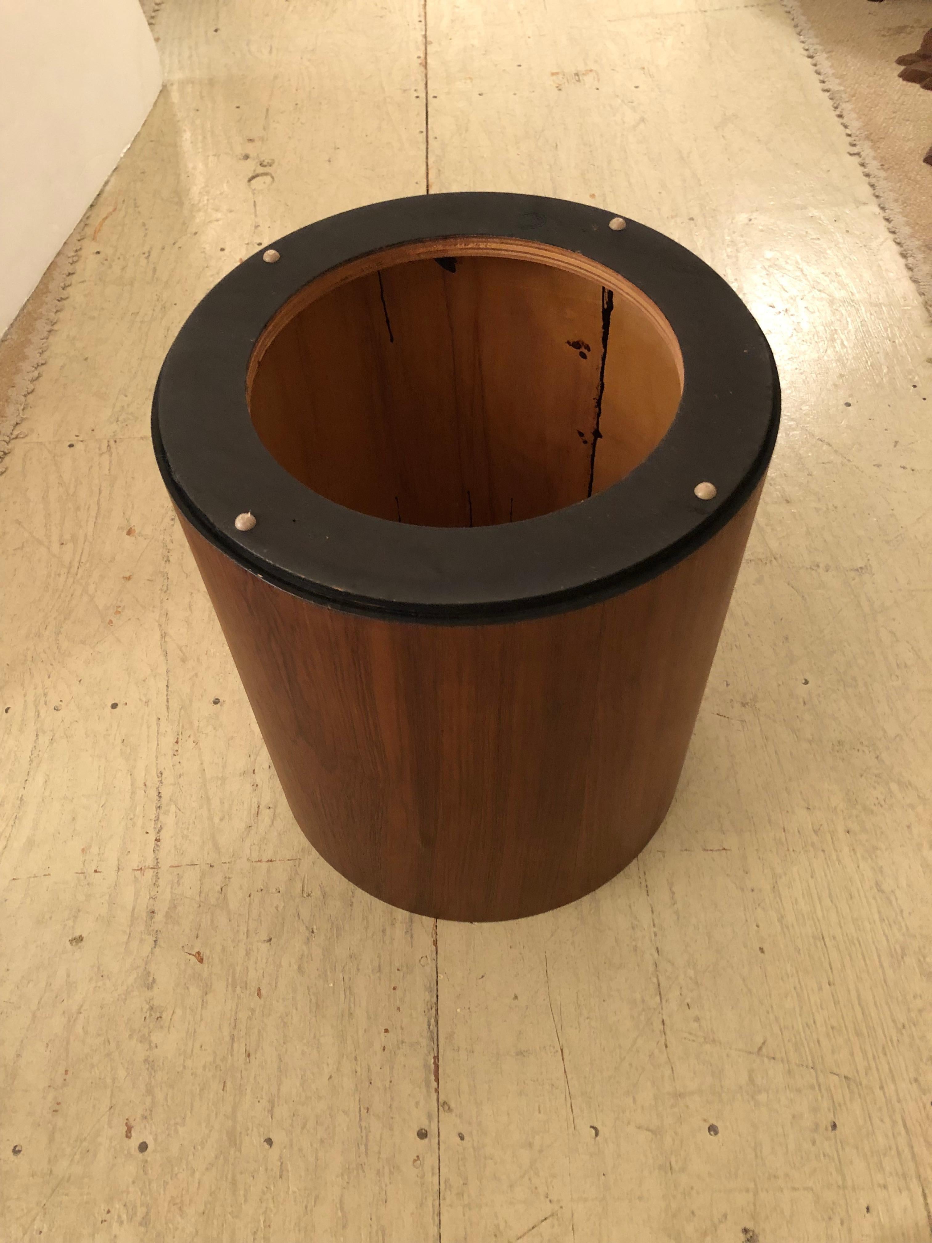 Mid-Century Modern Rosewood Veneer Cylindrical Drum Side or End Table For Sale 1