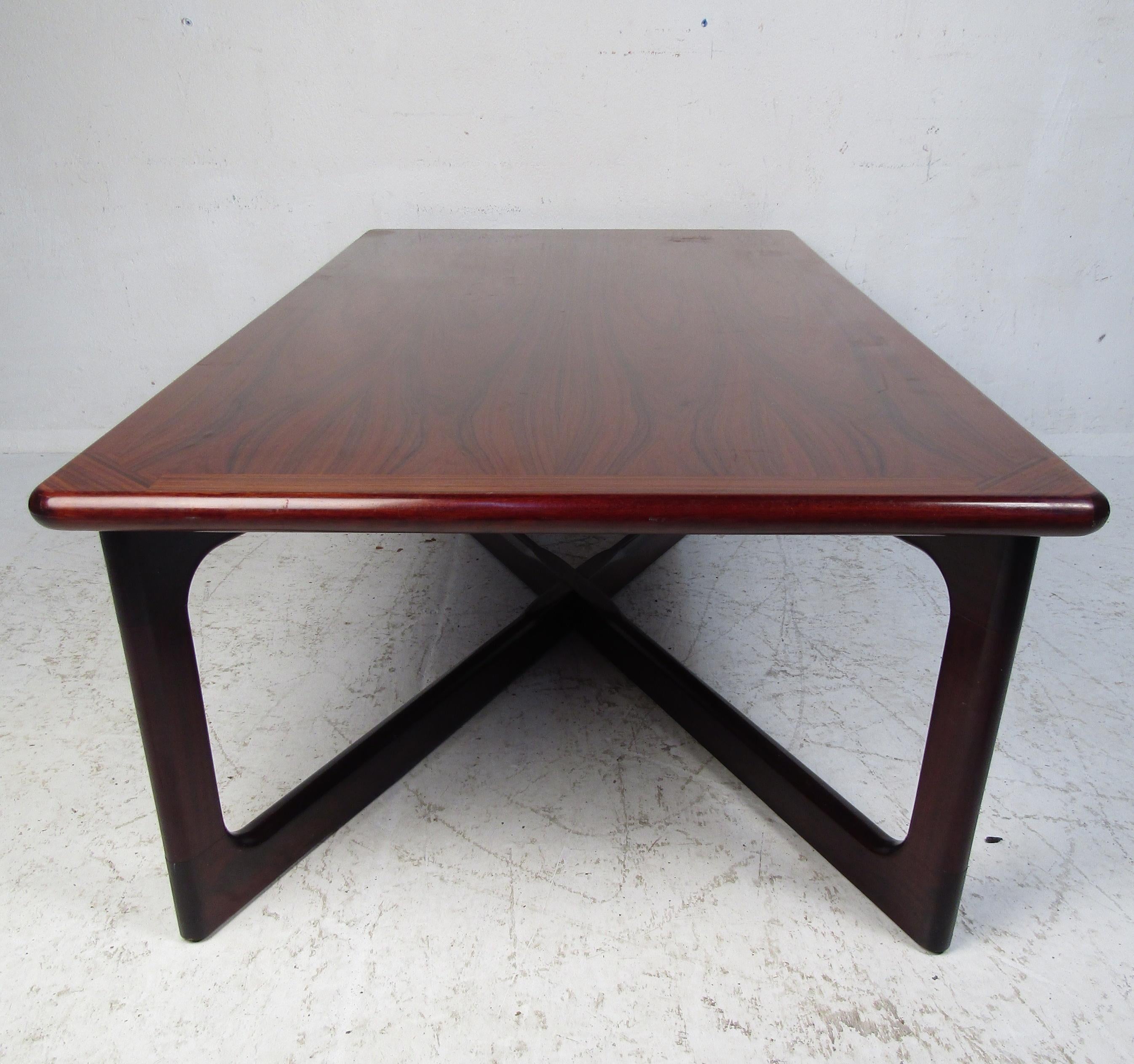 Table basse à base en bois de rose « X », moderne du milieu du siècle dernier Bon état - En vente à Brooklyn, NY