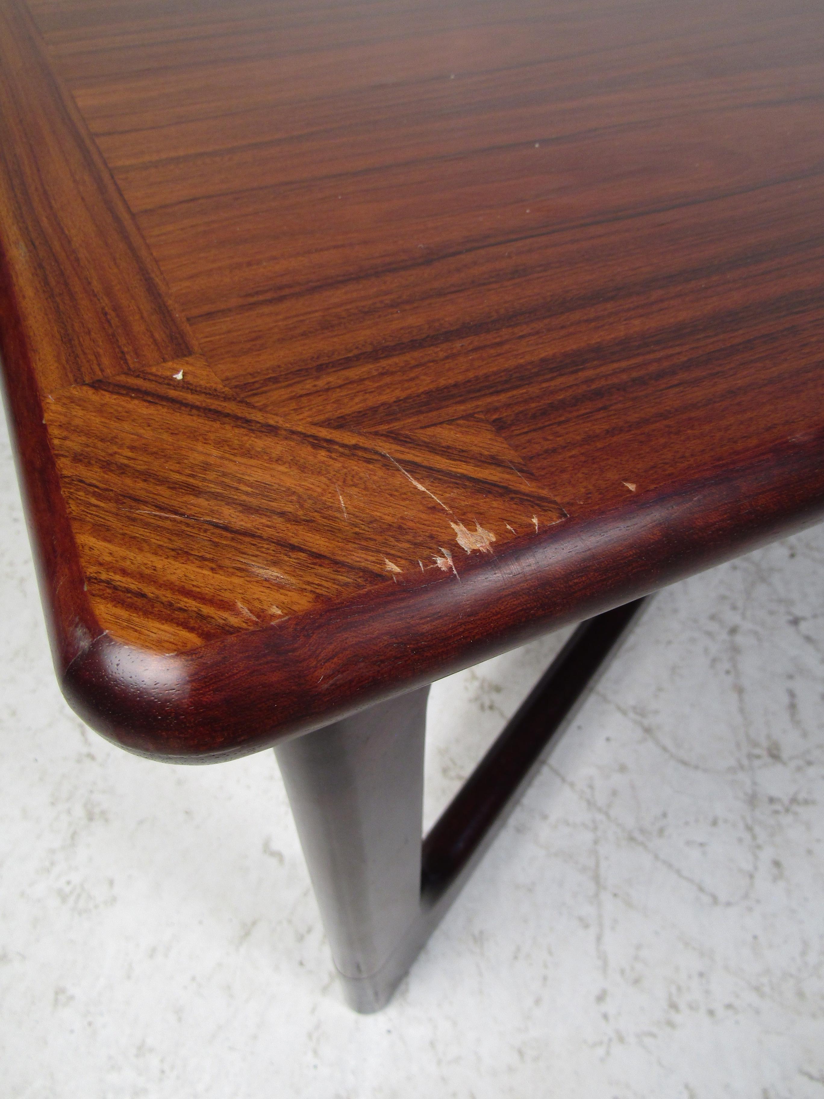 Table basse à base en bois de rose « X », moderne du milieu du siècle dernier en vente 1