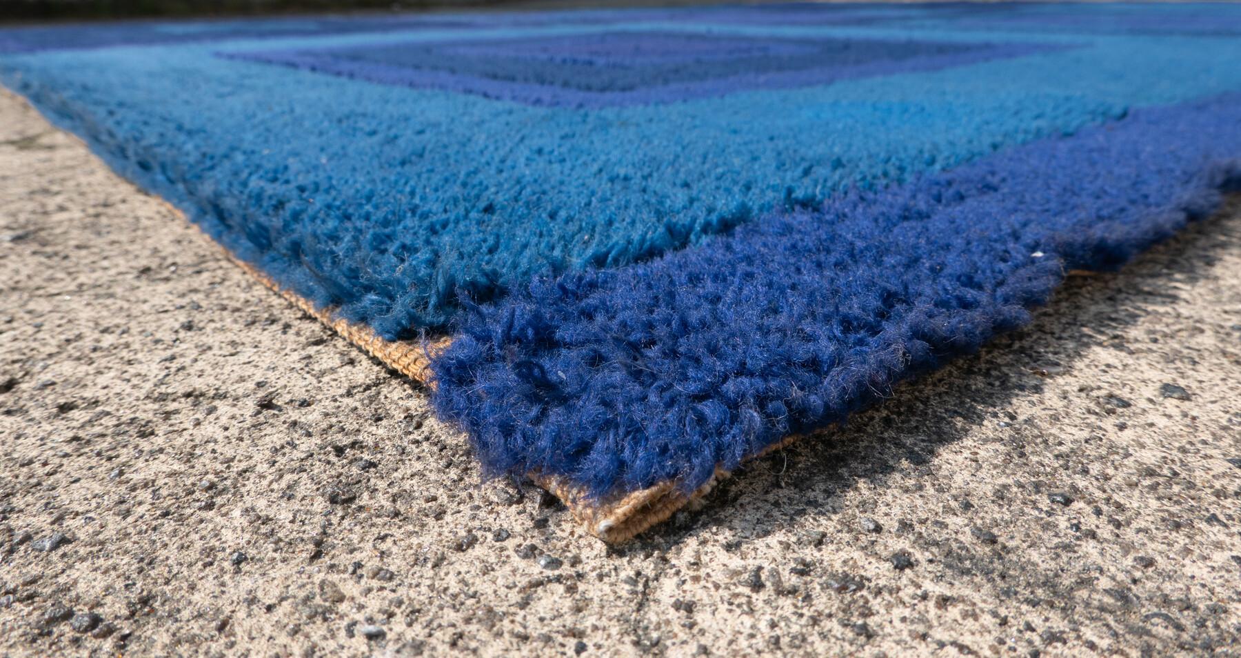 Tapis bleu « Square Dance » de Ross Littell, de style moderne du milieu du siècle dernier, années 1960 État moyen - En vente à Brussels, BE