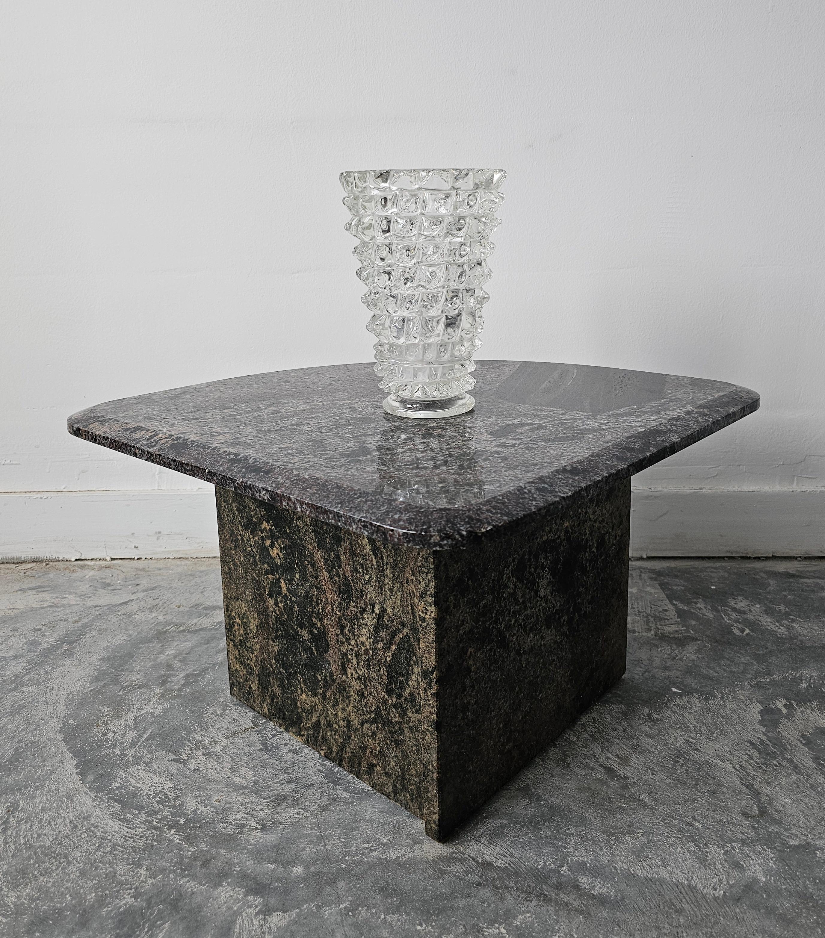 In diesem Angebot finden Sie eine wunderschöne Mid Century Modern Rostrato Glasvase entworfen von Barovier und Toso. Er zeichnet sich durch ein charakteristisches Design mit stacheliger Struktur aus. Die Vase wird auf der Insel Murano mundgeblasen.