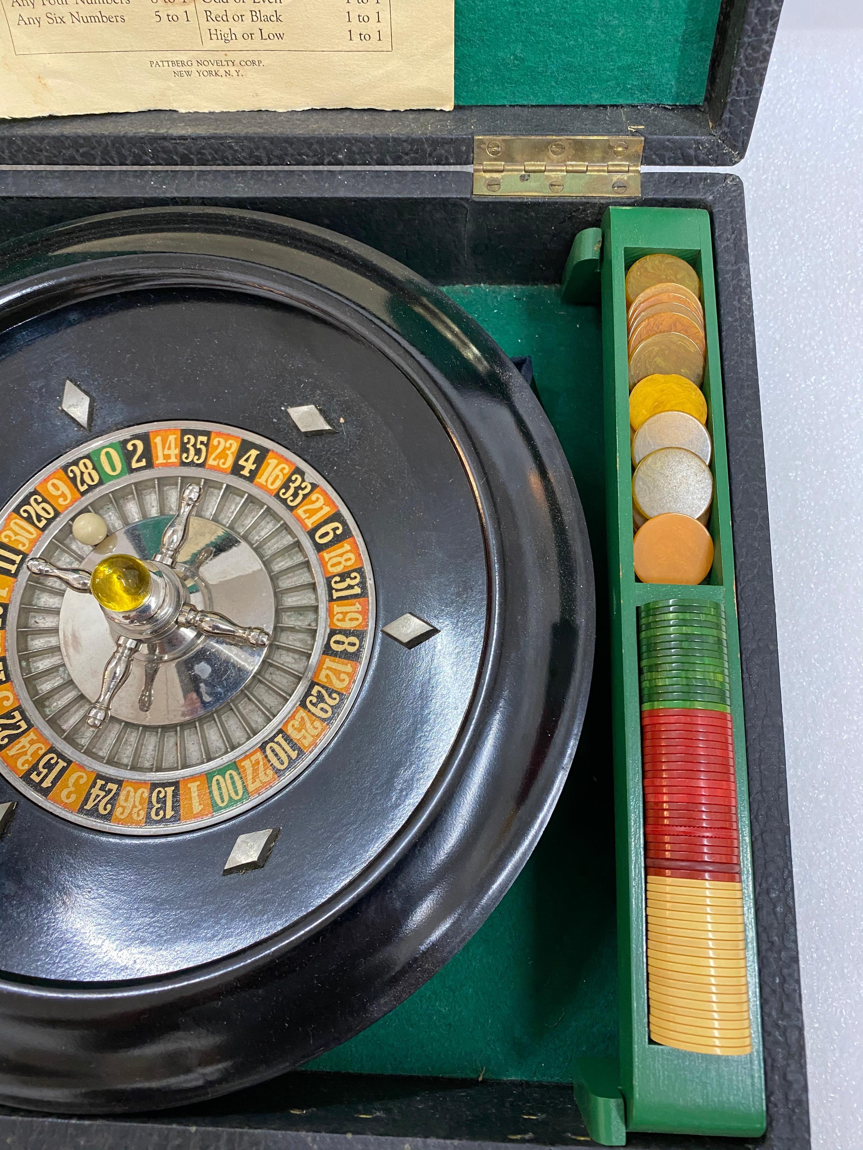 Mid-Century Modern Roulette Set with Bakelite Handle and Chips in Leather Case 4