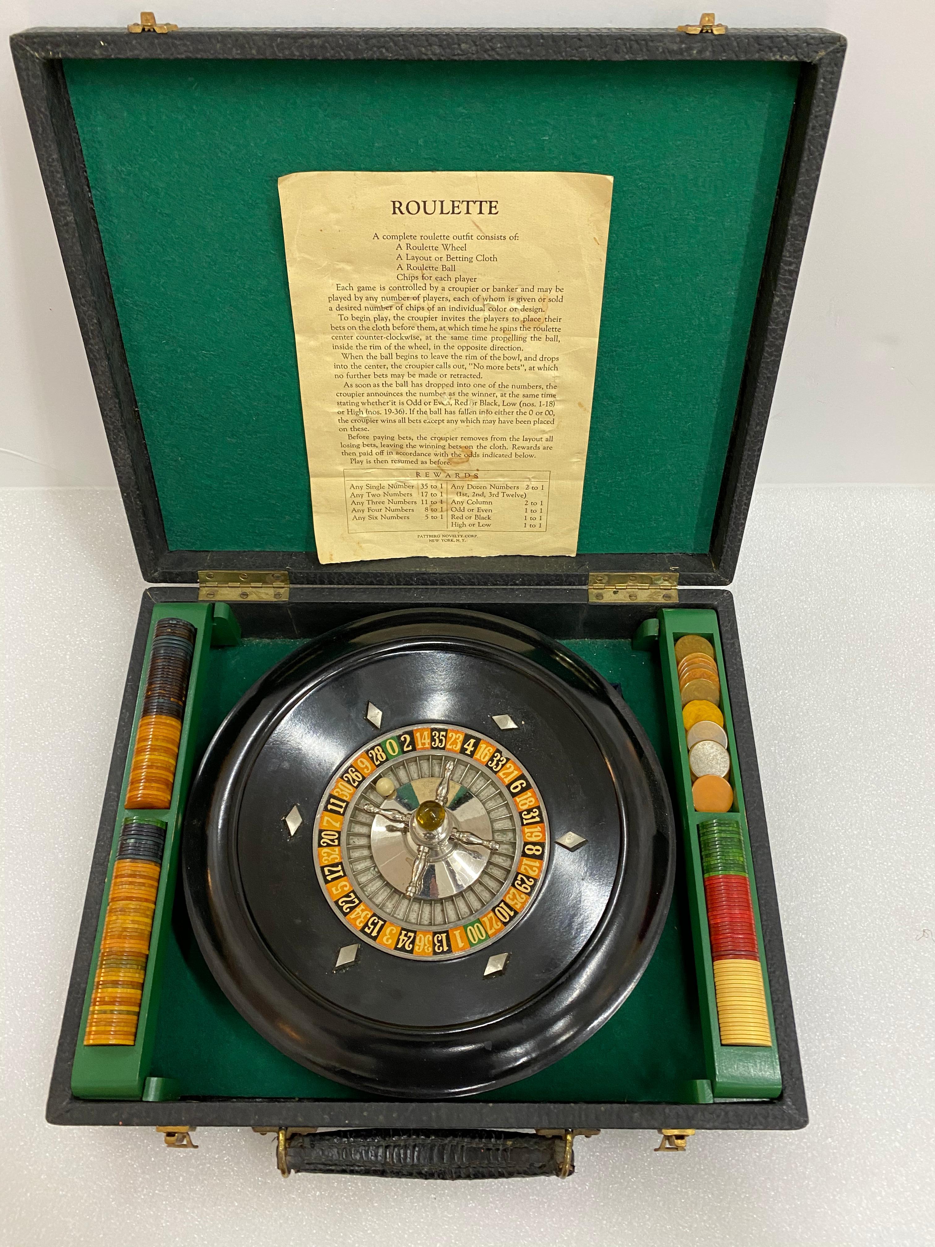 Mid-Century Modern Roulette Set with Bakelite Handle and Chips in Leather Case 5