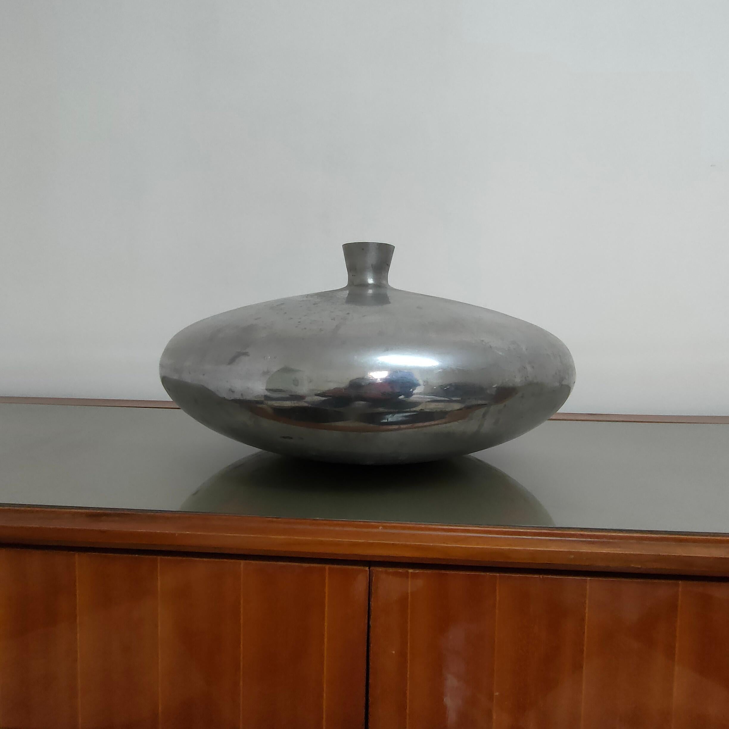 Mid-century modern round cast aluminum vase, Italy, 1970s In Good Condition For Sale In Nicolosi, IT