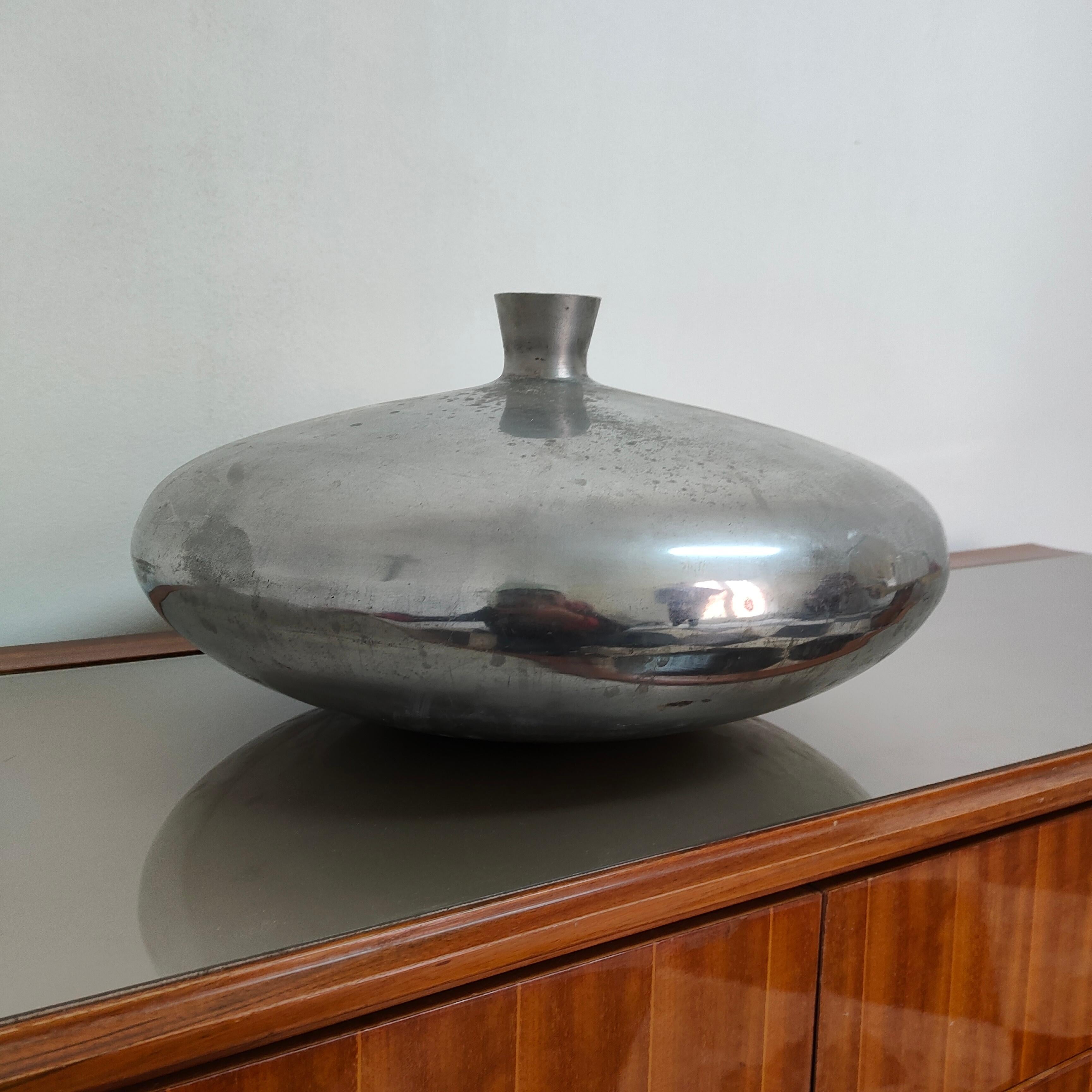 Mid-century modern round cast aluminum vase, Italy, 1970s For Sale 1