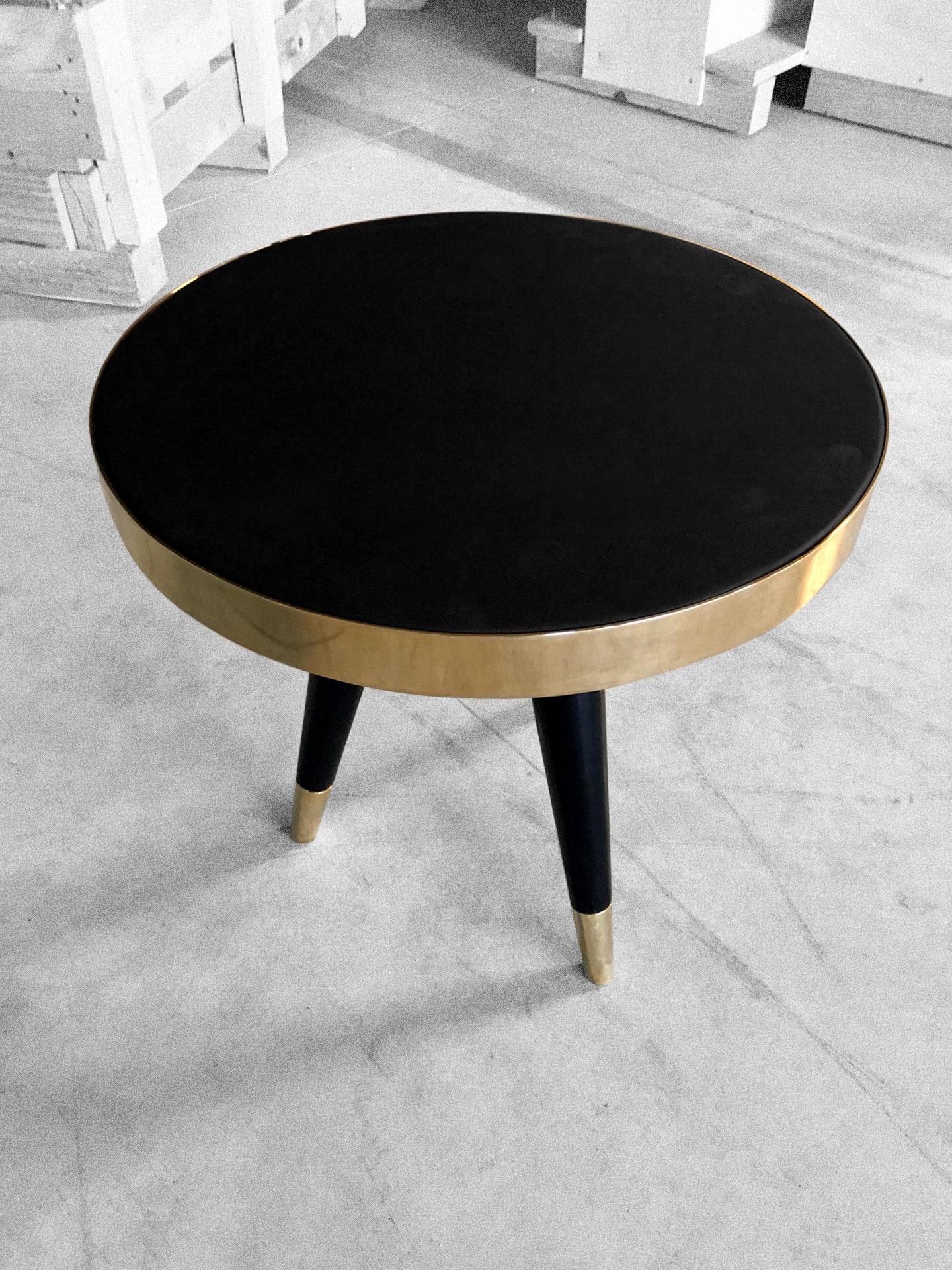 Vernissé Ensemble de tables centrales rondes modernes avec dessus en cuir, marqueterie et laque en vente