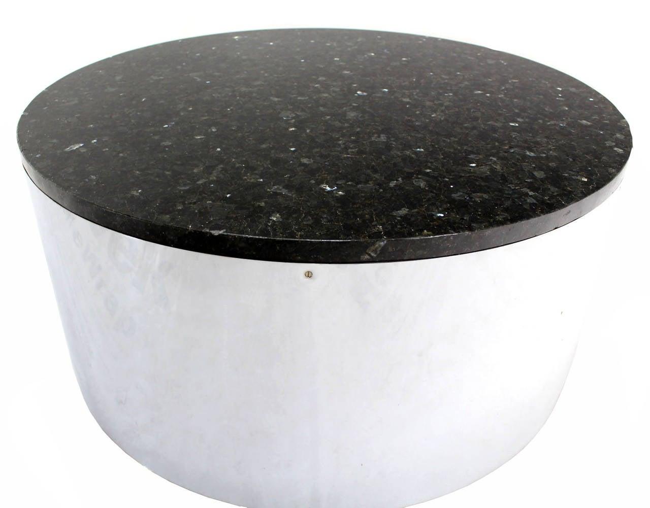 Américain Table basse ronde chromée 30 pouces avec base cylindrique et plateau en granit MINT, mi-siècle moderne en vente