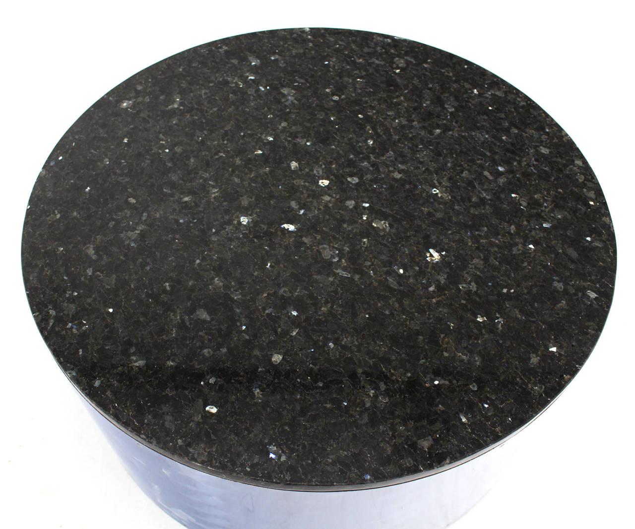 Poli Table basse ronde chromée 30 pouces avec base cylindrique et plateau en granit MINT, mi-siècle moderne en vente