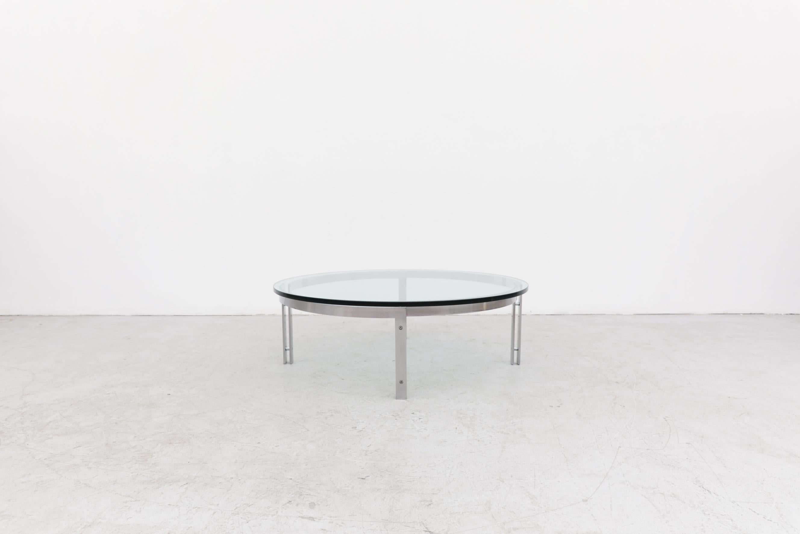 Néerlandais Tables basses rondes modernes du milieu du siècle dernier en chrome et verre plaqué par Metaform en vente