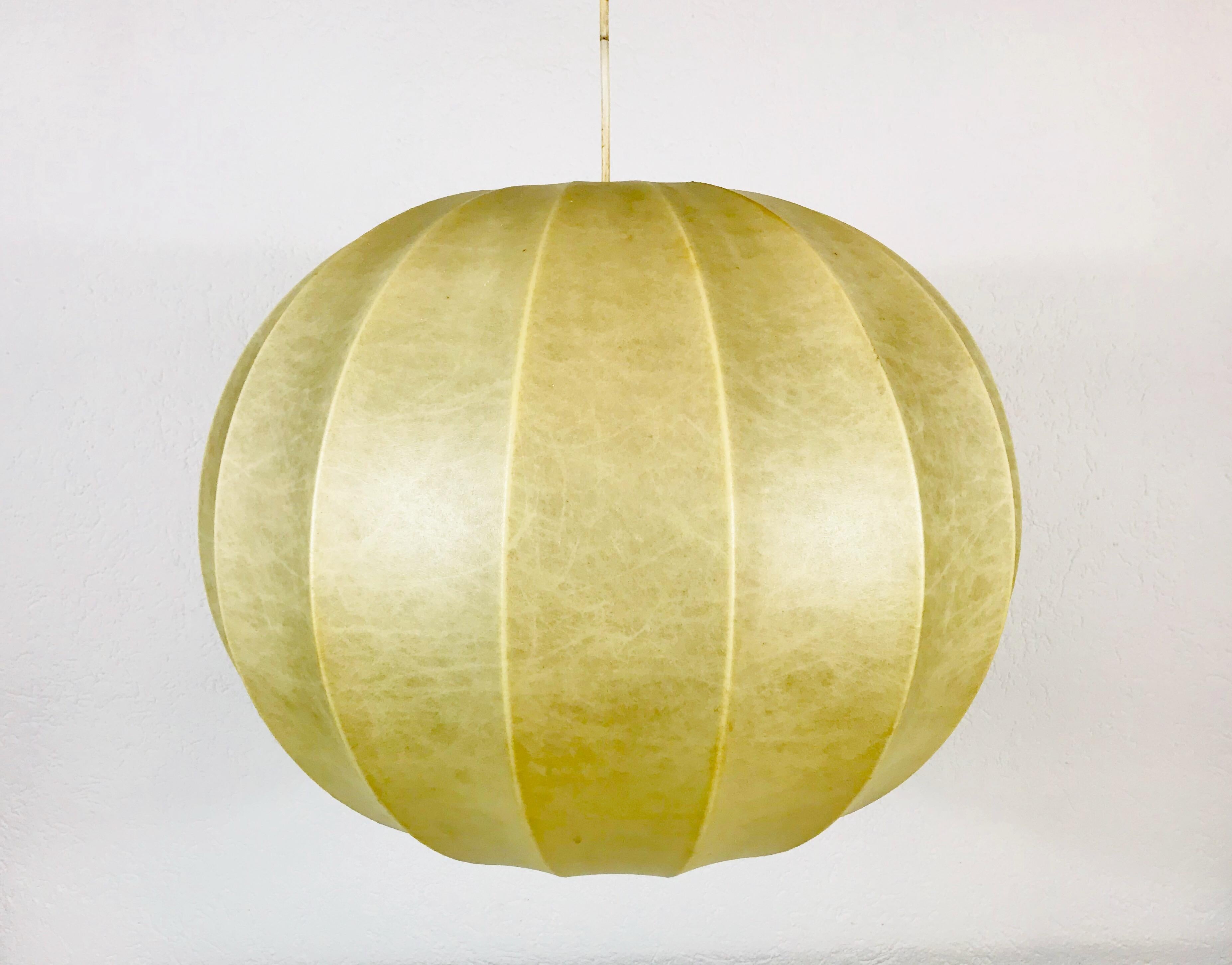 A cocoon hanging lamp made in Italy in the 1960s. It has a beautiful round design, which is similar to the lamps made by Castiglioni. 


The light requires one E27 light bulb.