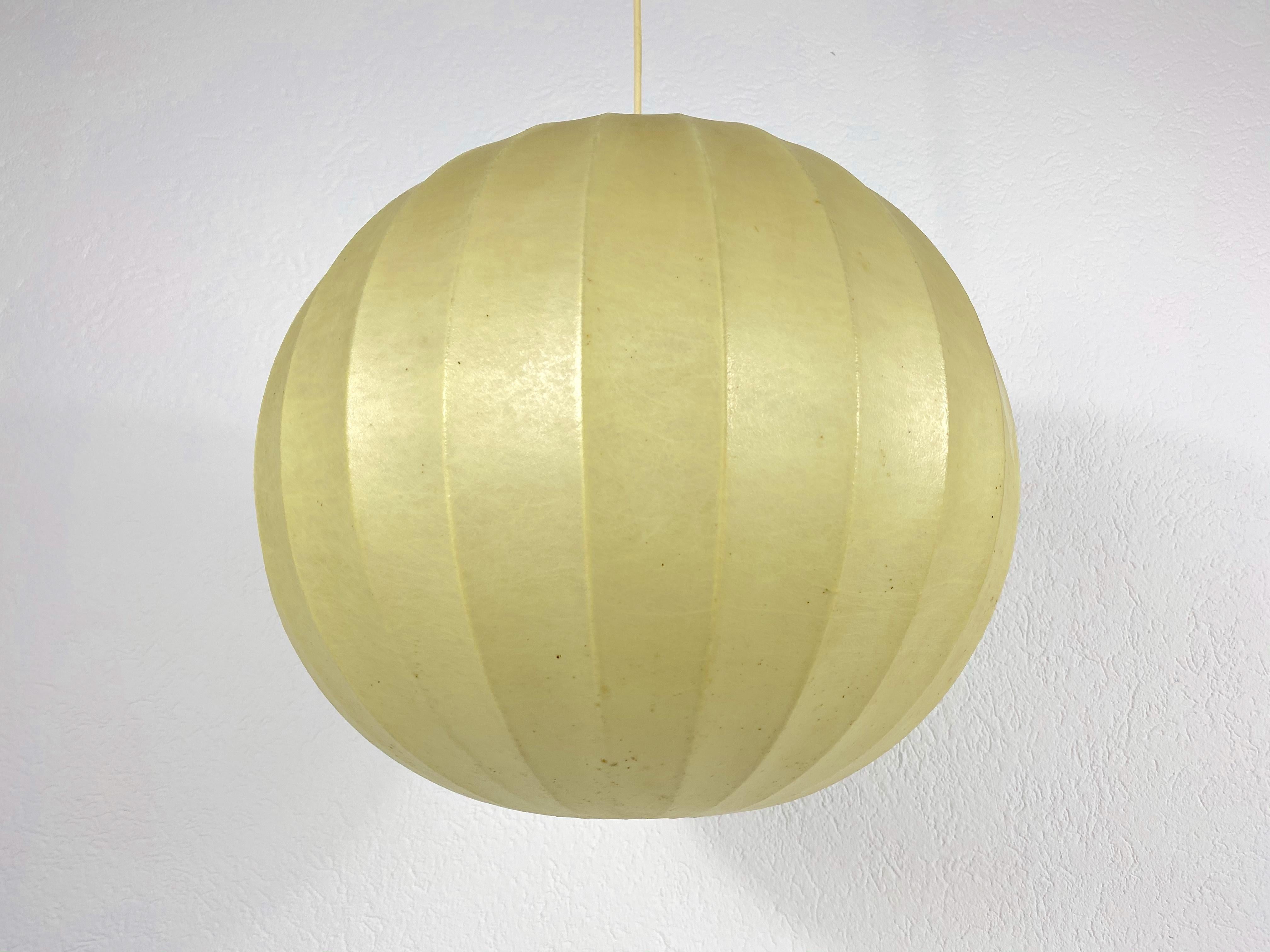 A cocoon hanging lamp made in Italy in the 1960s. It has a beautiful round design, which is similar to the lamps made by Castiglioni. 

Measures: Max height 90 cm

Height of shade 40 cm

Diameter 42 cm


The light requires one E27 light