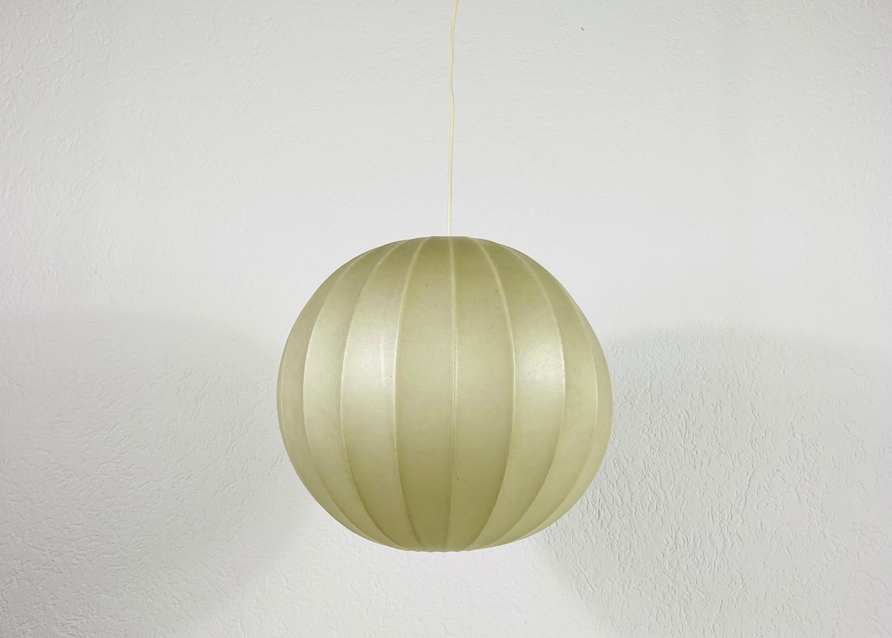 A cocoon hanging lamp made in Italy in the 1960s. It has a beautiful round design, which is similar to the lamps made by Castiglioni. 

Measures: Max height 101 cm

Height of shade 37 cm

Diameter 39 cm


The light requires one E27 light