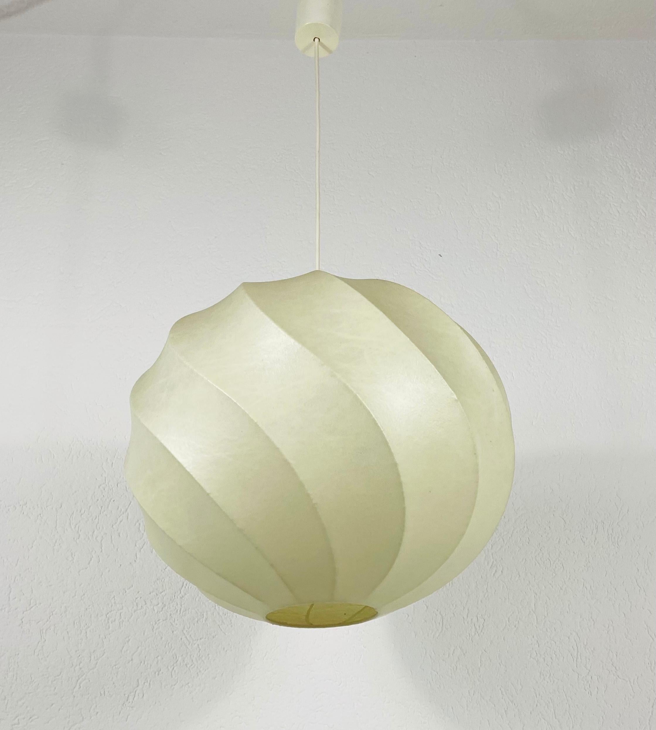 A cocoon hanging lamp made in Italy in the 1960s. It has a beautiful round design, which is similar to the lamps made by Castiglioni. 

Measures: Max height 85 cm

Height of shade 36 cm

Diameter 44 cm


The light requires one E27 light