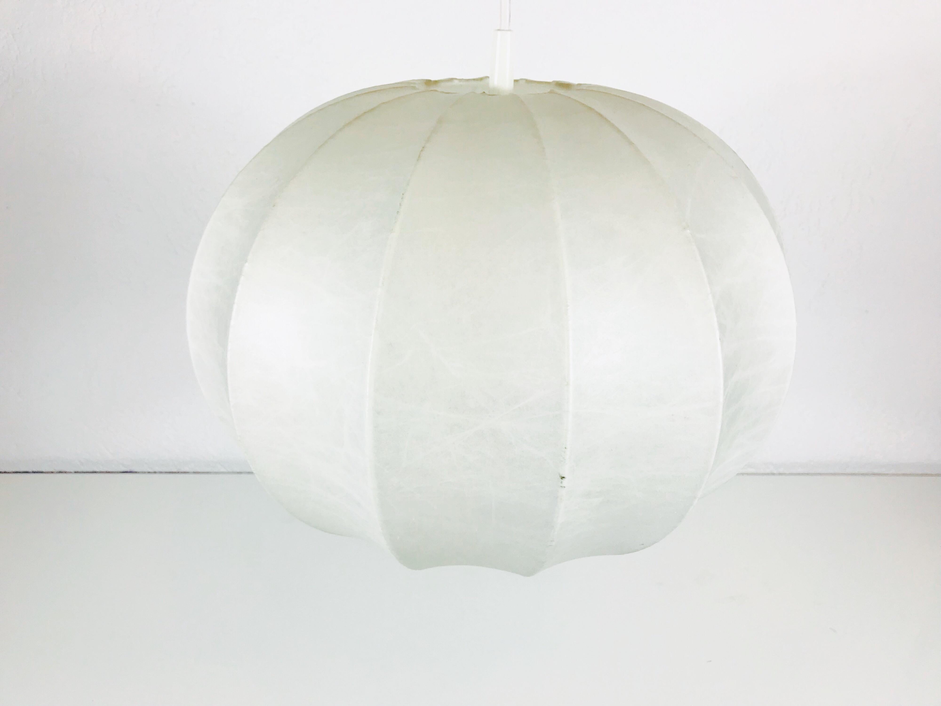 Mid-Century Modern Round Cocoon Pendant Lamp, 1960s, Italy In Excellent Condition In Hagenbach, DE