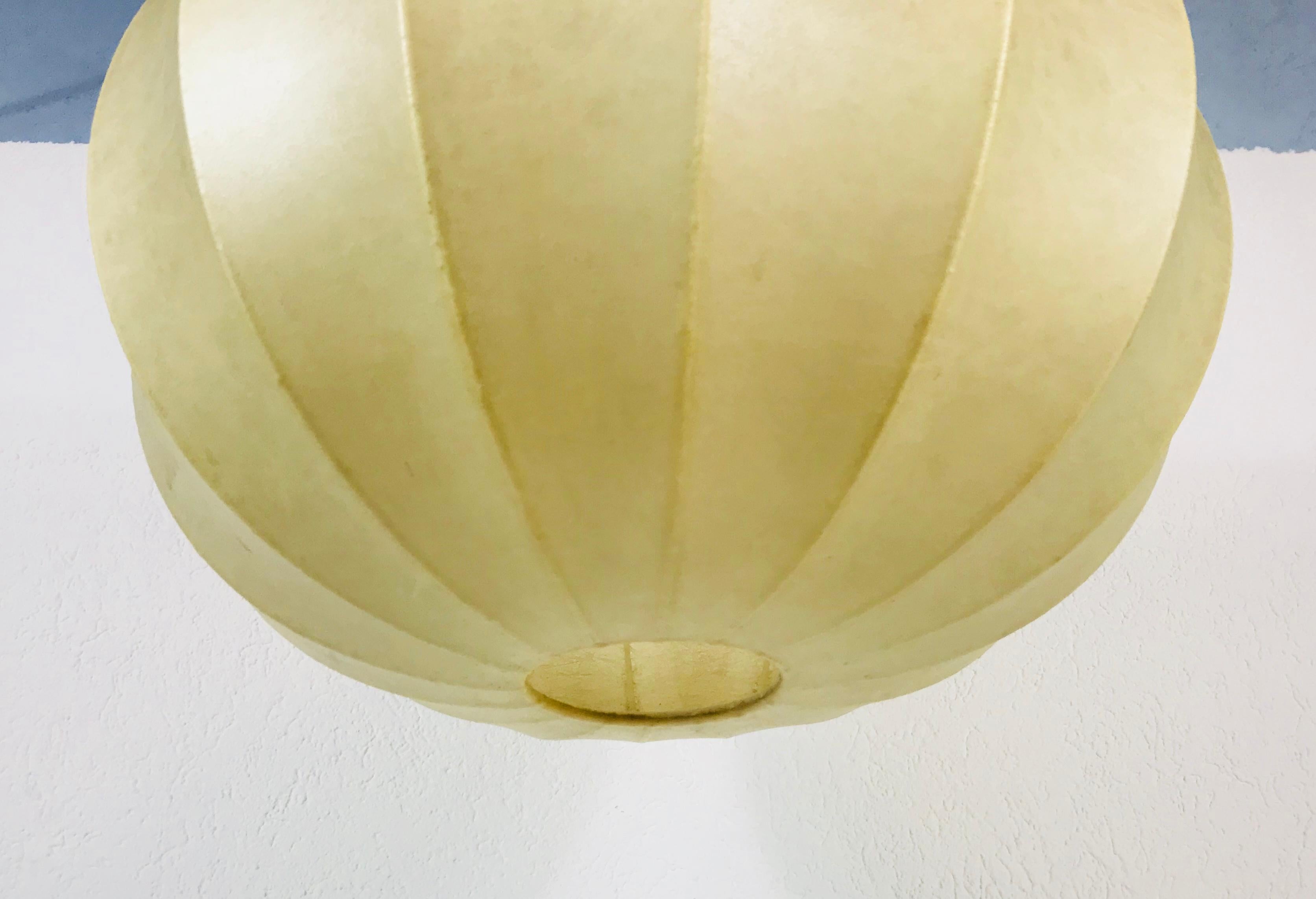 Mid-Century Modern Round Cocoon Pendant Lamp, 1960s, Italy In Excellent Condition In Hagenbach, DE