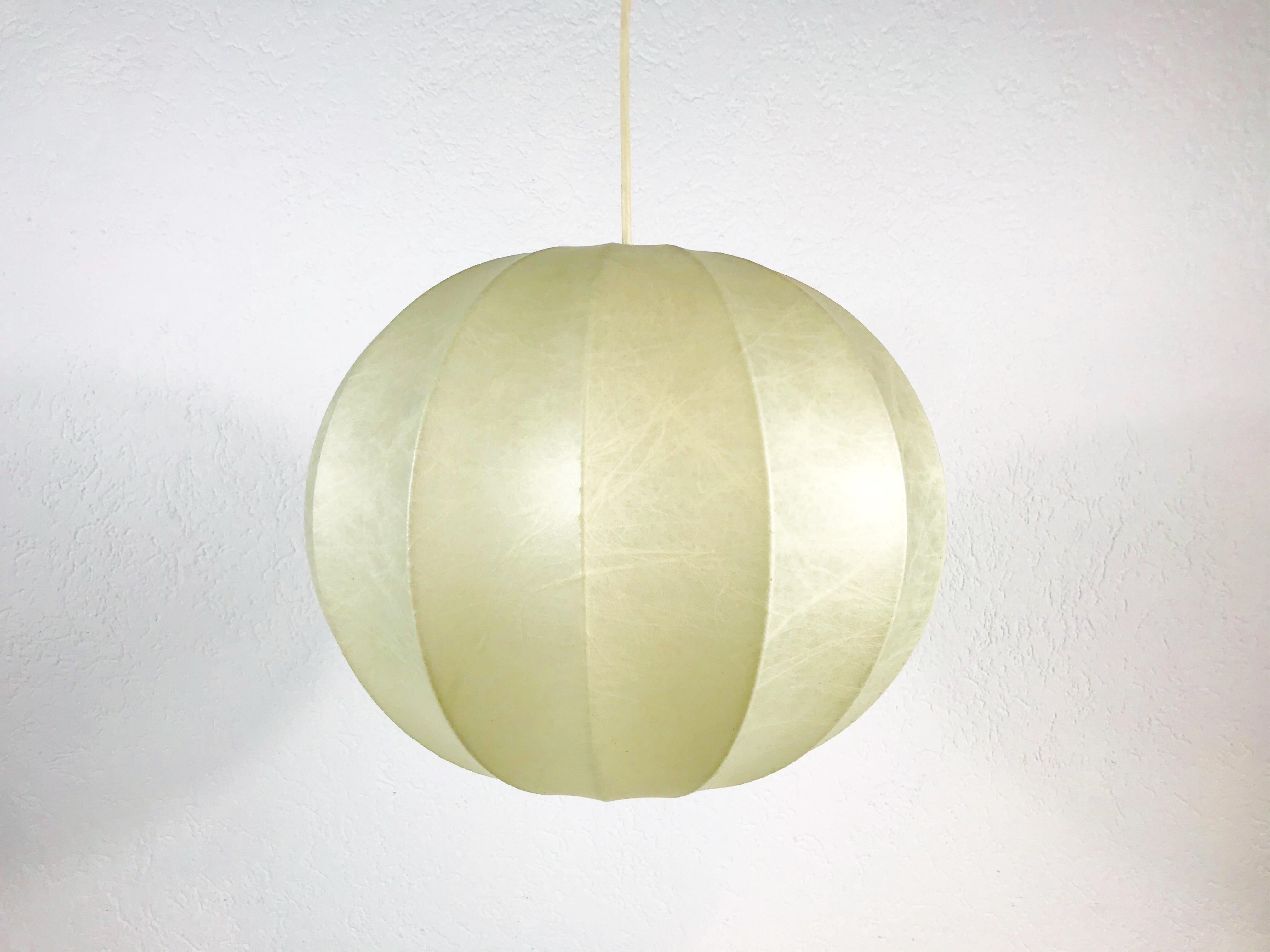 Mid-Century Modern Round Cocoon Pendant Lamp, 1960s, Italy In Good Condition In Hagenbach, DE