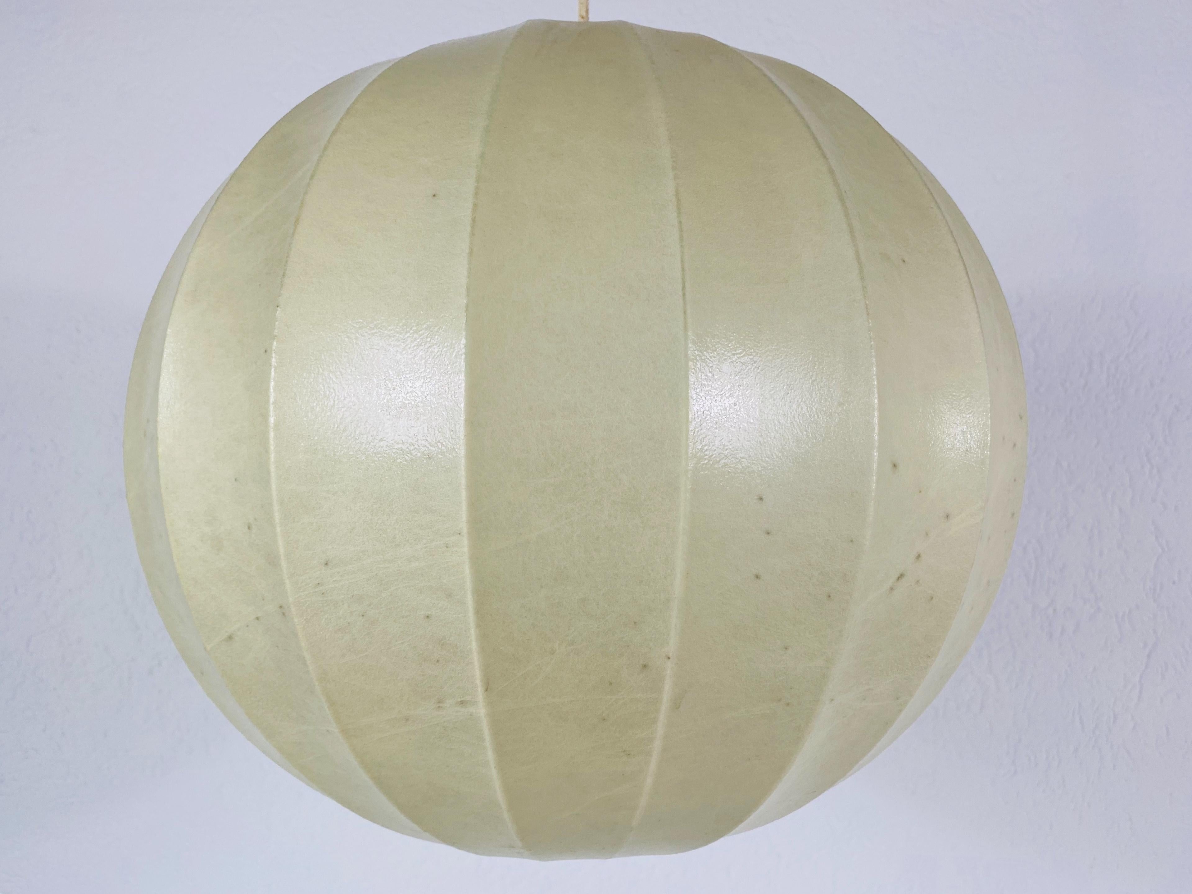 Mid-Century Modern Round Cocoon Pendant Lamp, 1960s, Italy In Good Condition In Hagenbach, DE