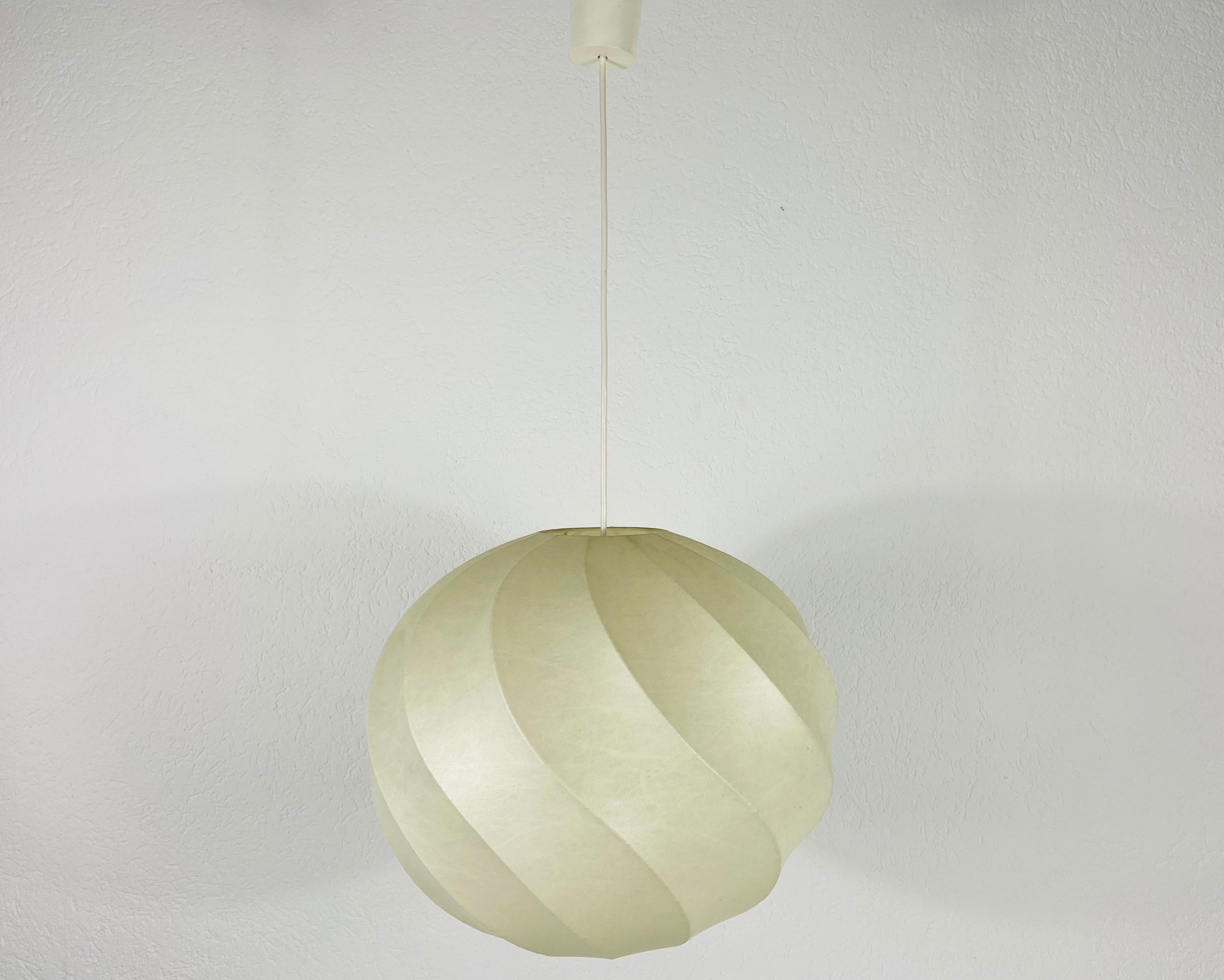 Mid-Century Modern Round Cocoon Pendant Lamp, 1960s, Italy In Good Condition In Hagenbach, DE