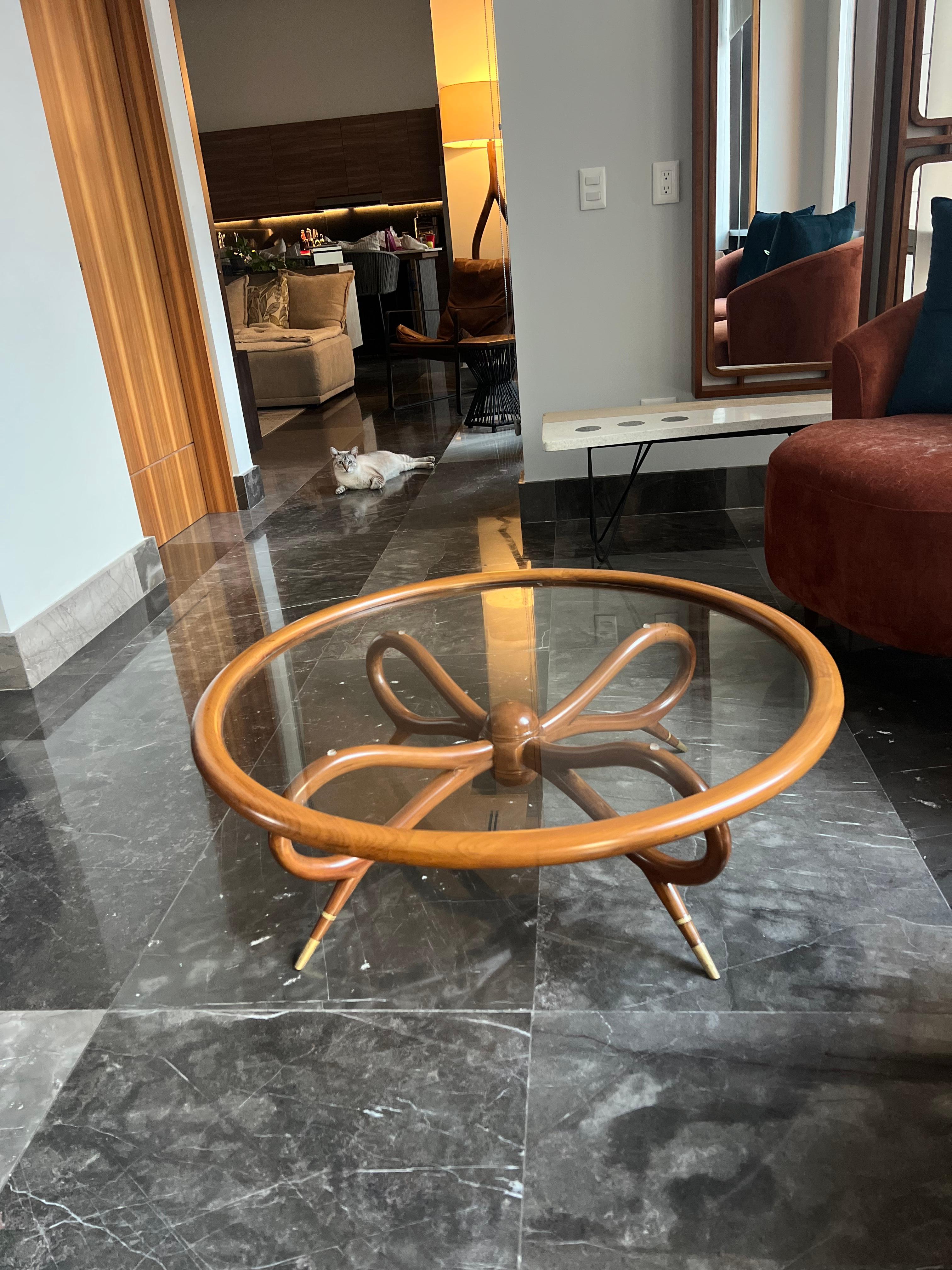 Mid-Century Modern Round Coffee Table For Sale 6