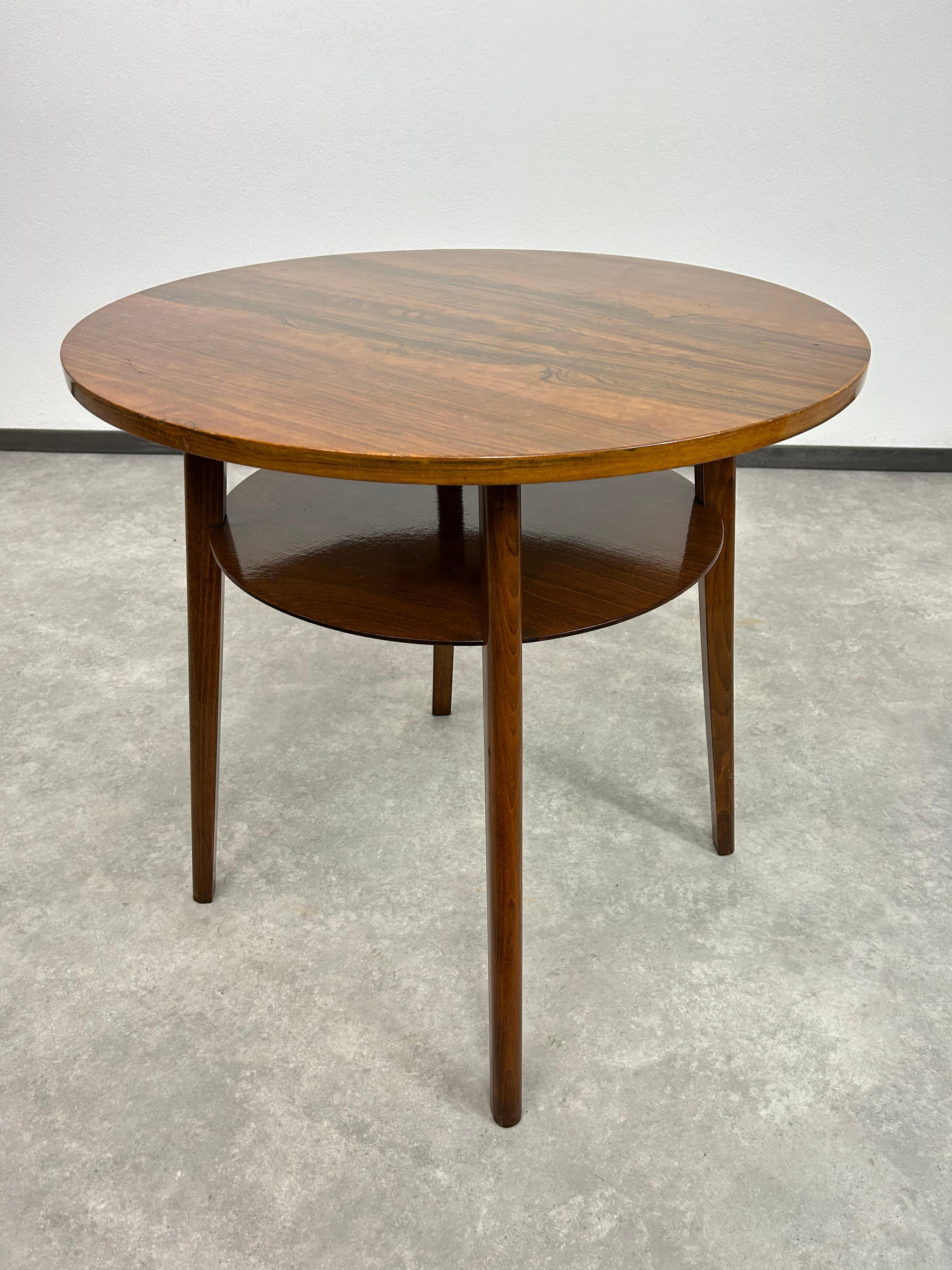 Mid-century modern round coffee table in very nice original condition. 