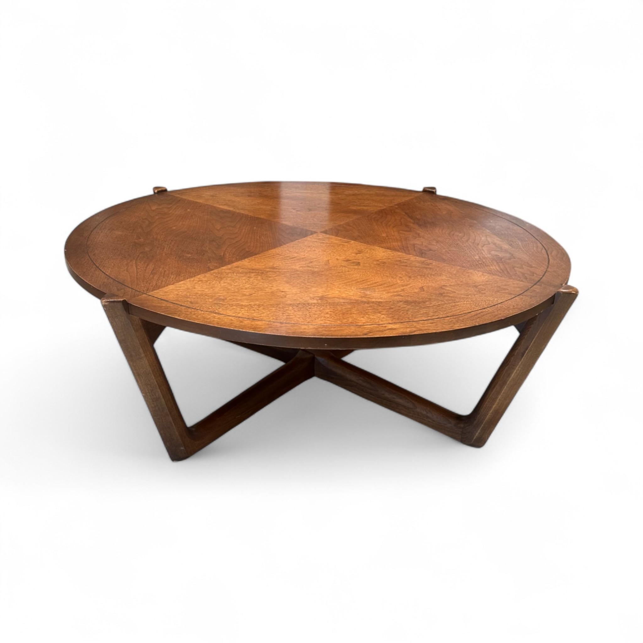 Nord-américain Mid-Century Modern Round Coffee Table en vente