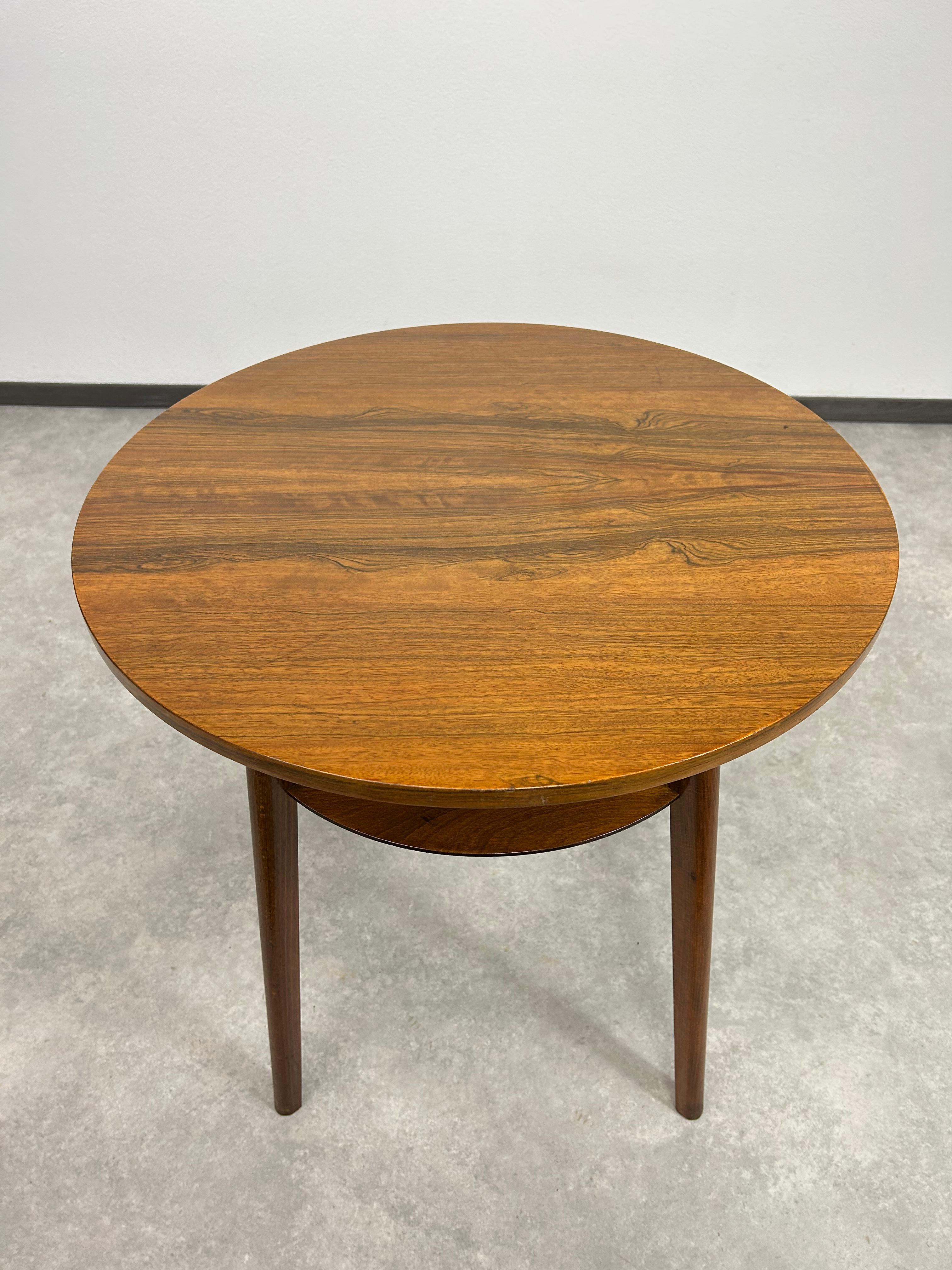 Mid-Century Modern Mid-century modern round coffee table For Sale