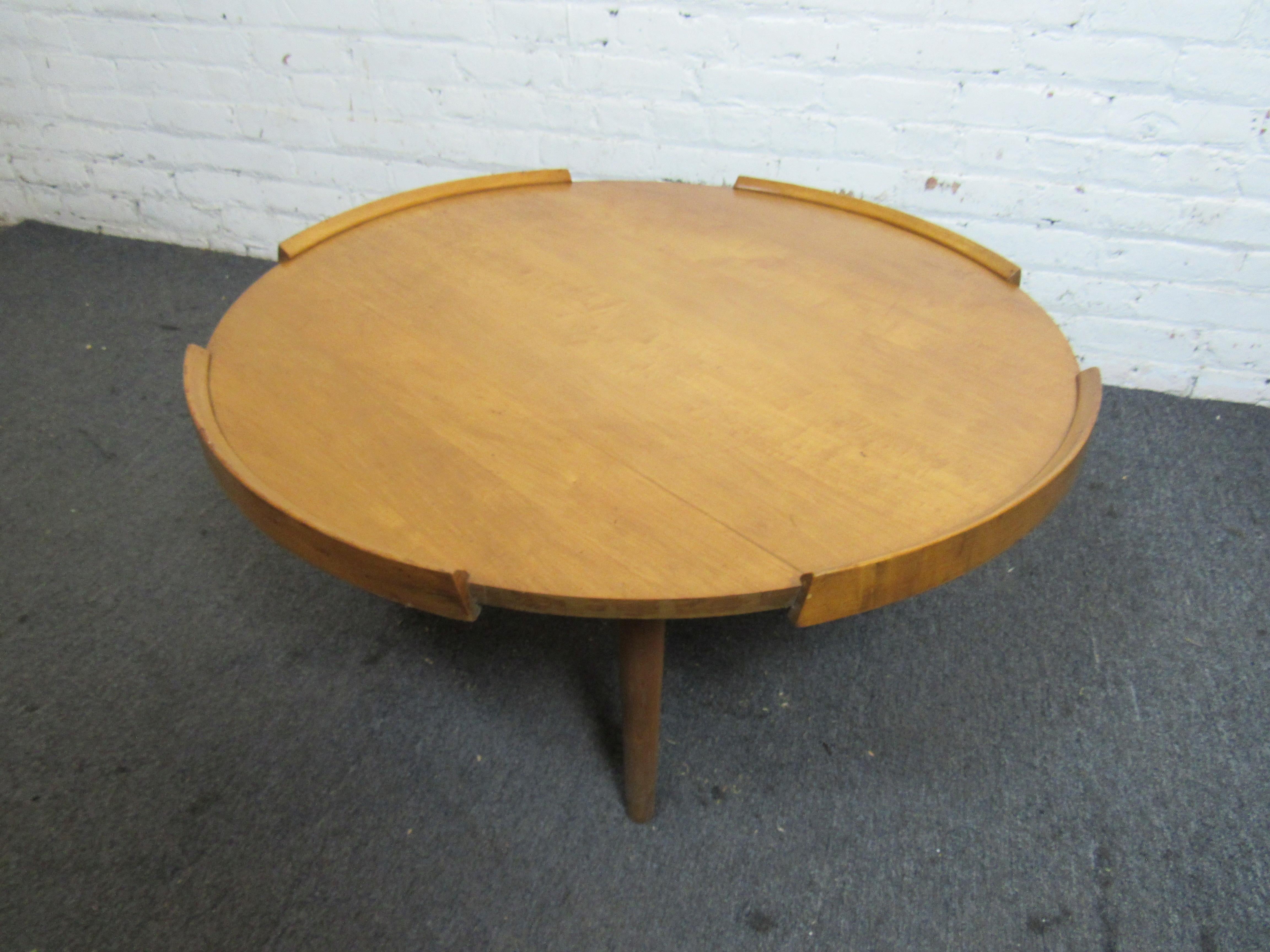 Mid-Century Modern Round Coffee Table In Good Condition For Sale In Brooklyn, NY