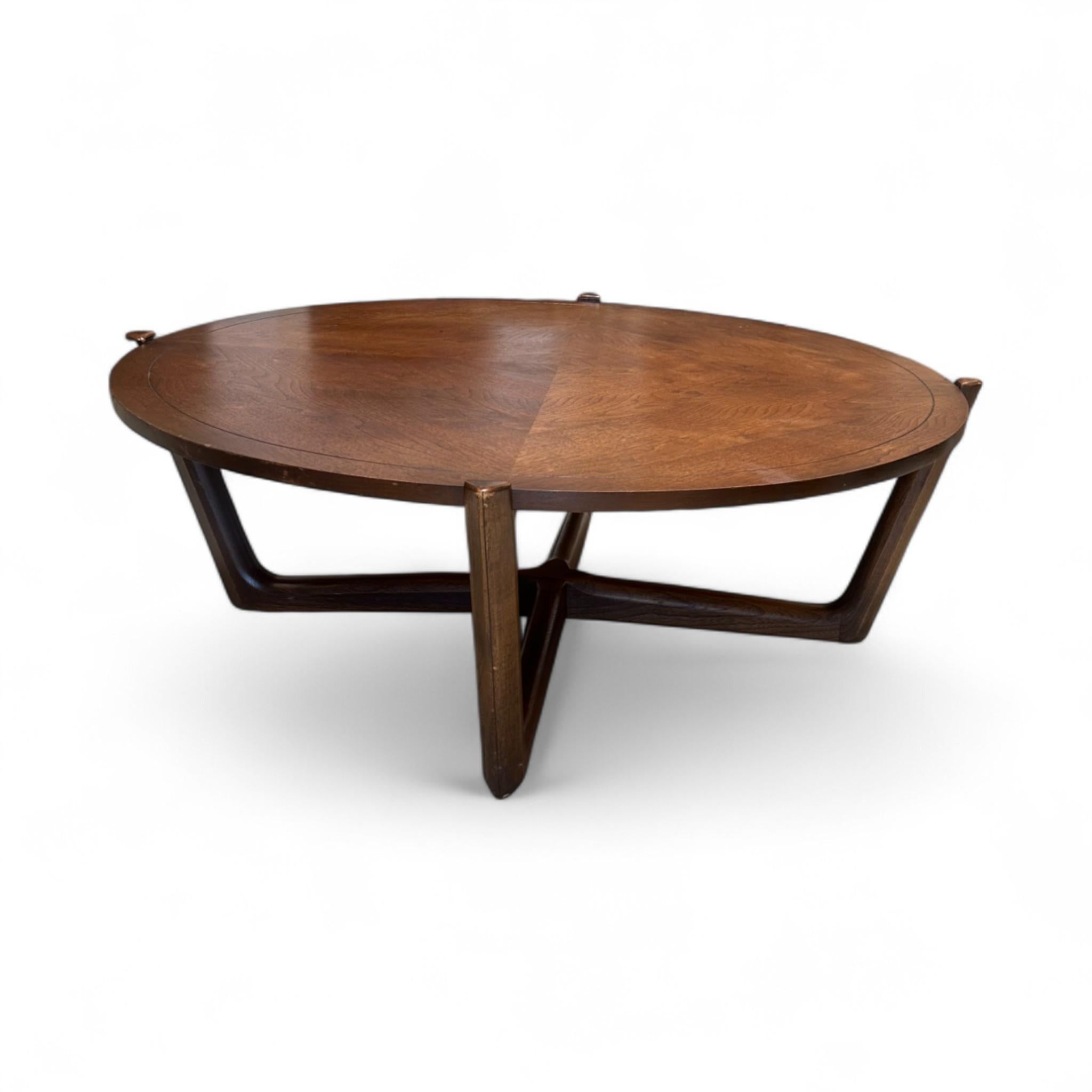 Mid-Century Modern Round Coffee Table Bon état - En vente à Los Angeles, CA