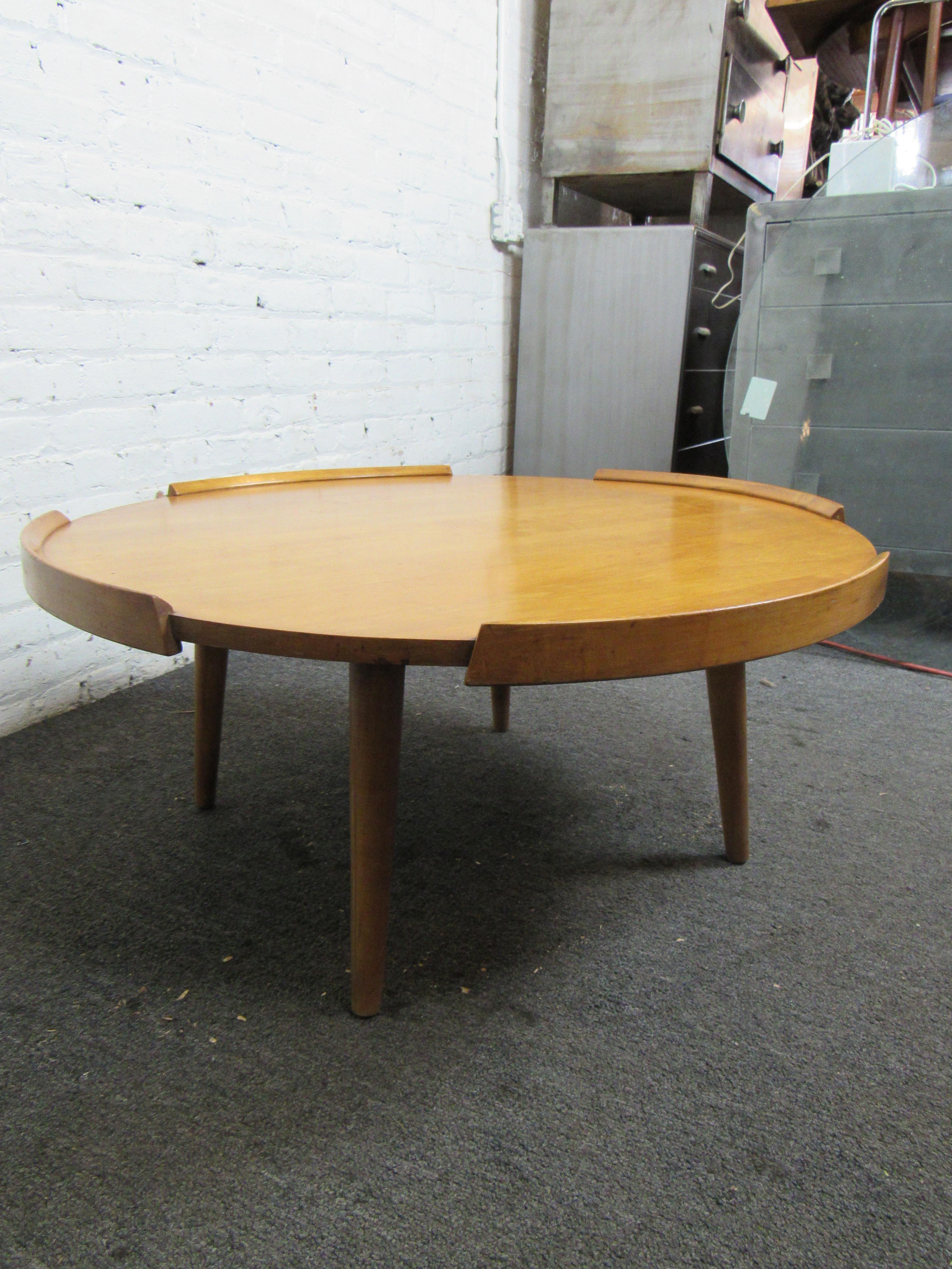 20th Century Mid-Century Modern Round Coffee Table For Sale