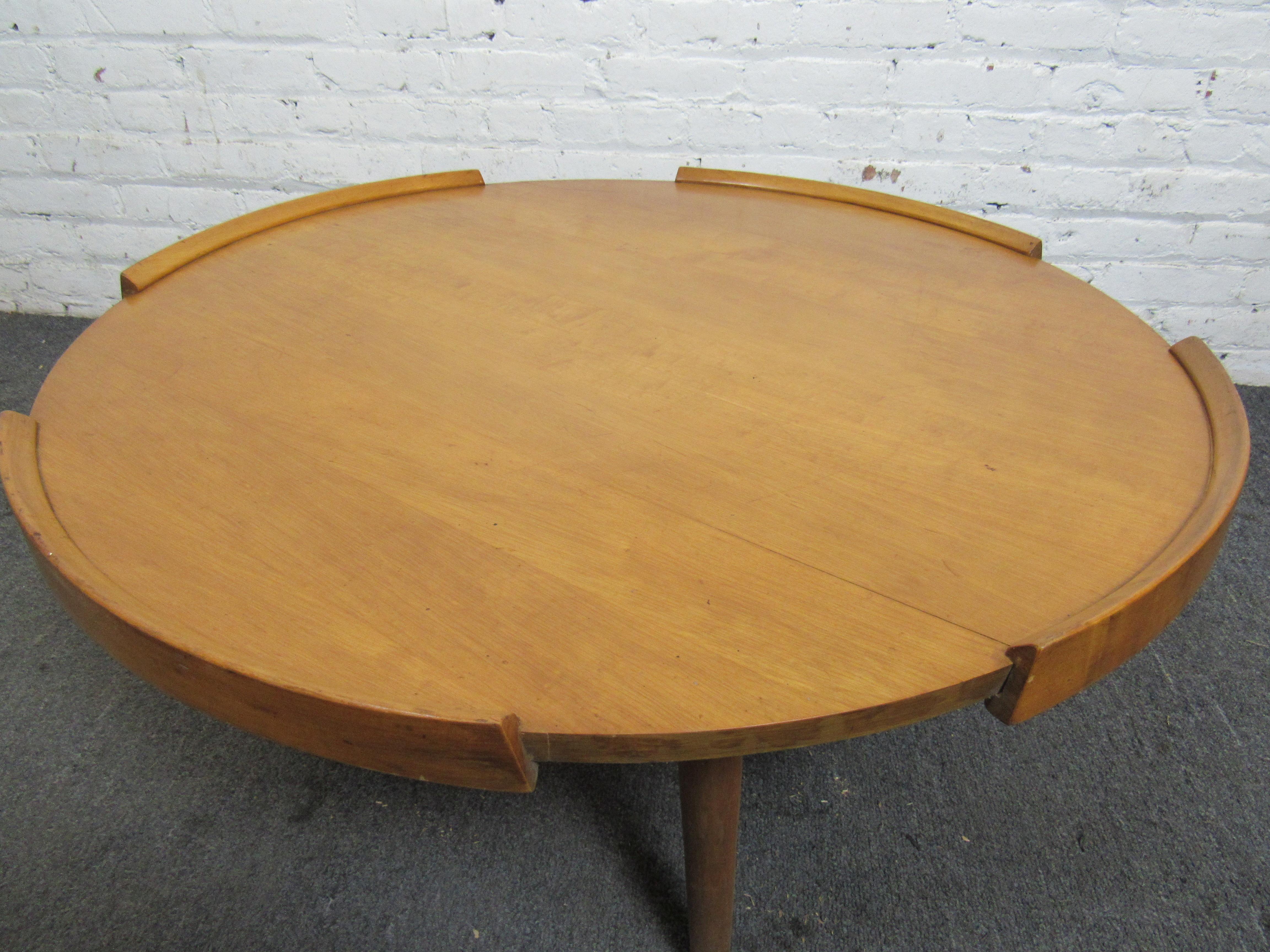 Mid-Century Modern Round Coffee Table For Sale 1