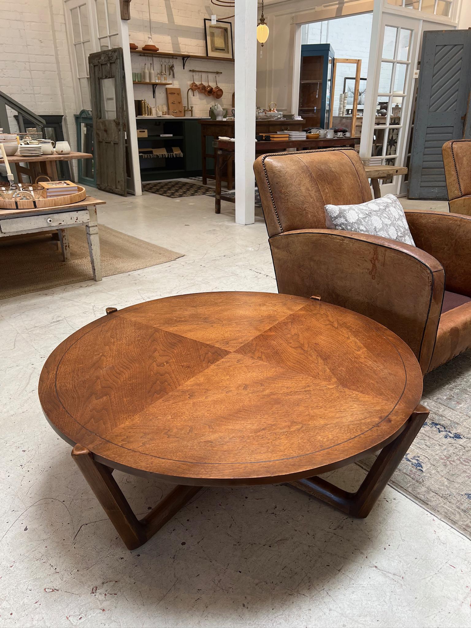 Mid-Century Modern Round Coffee Table en vente 1