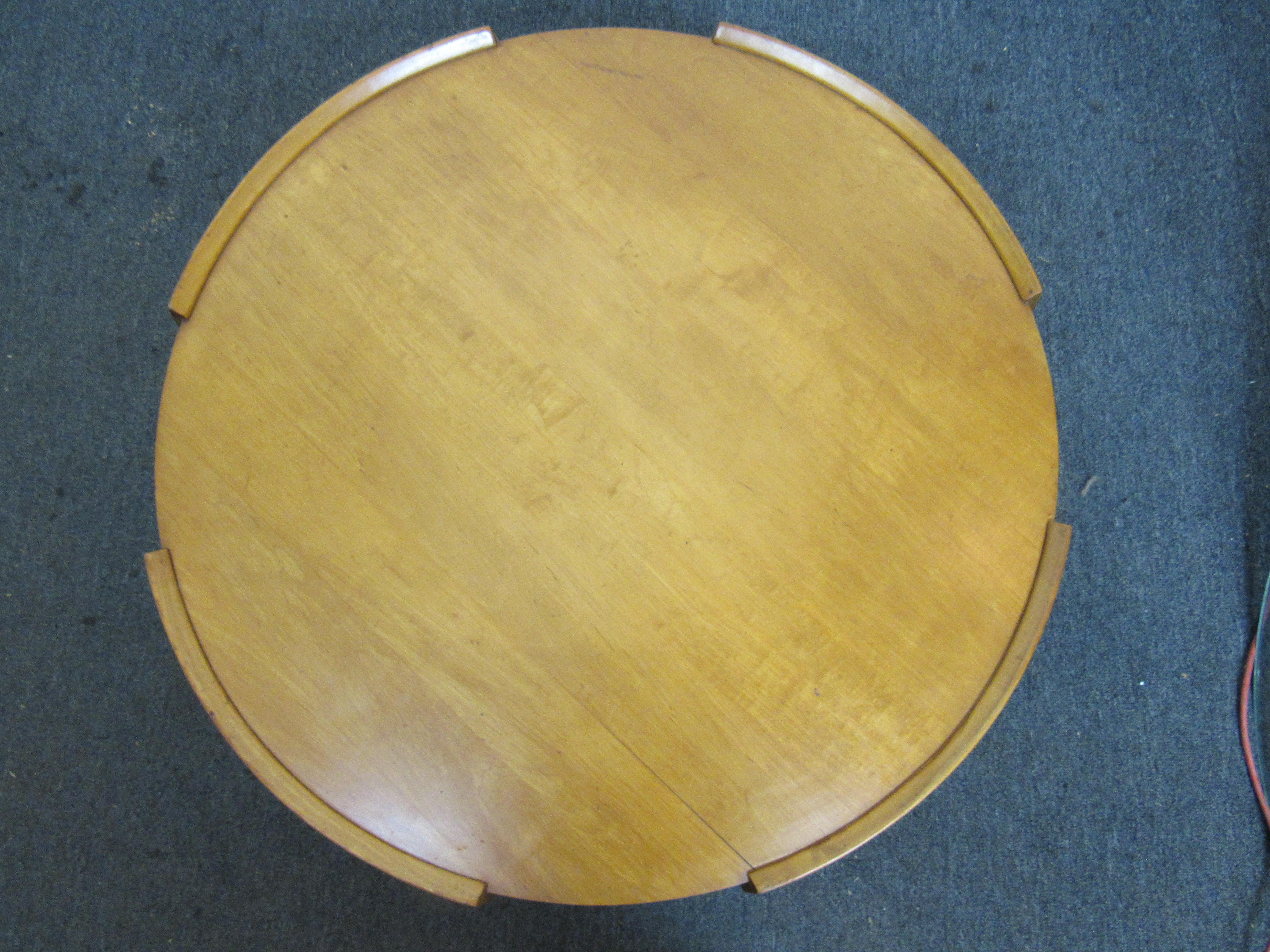 Mid-Century Modern Round Coffee Table For Sale 2