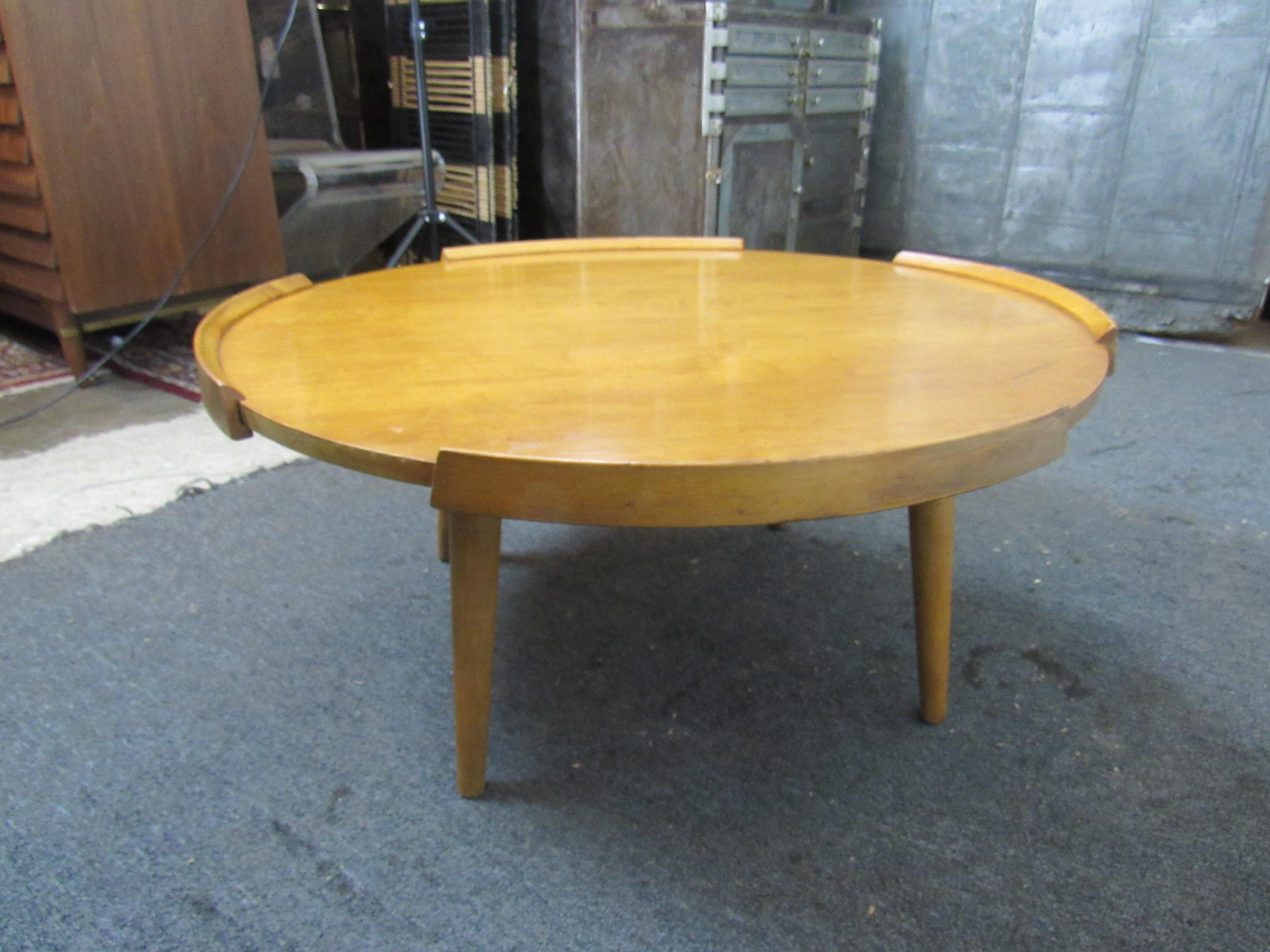 Mid-Century Modern Round Coffee Table For Sale 3